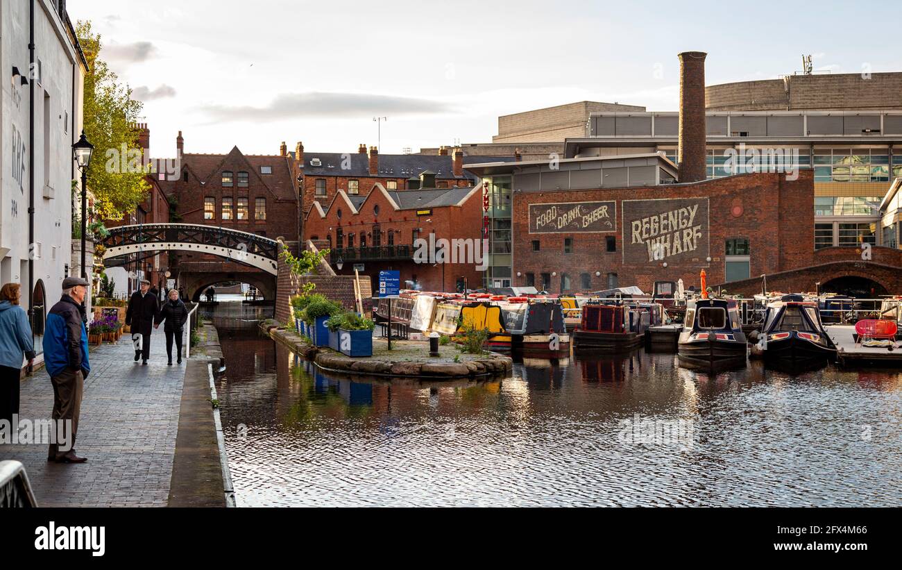 BIRMINGHAM, UK. The mixture of old and new architecture at Regency Wharf on the Birmingham Canal Old Line. Dated: 25/05/2021. Stock Photo