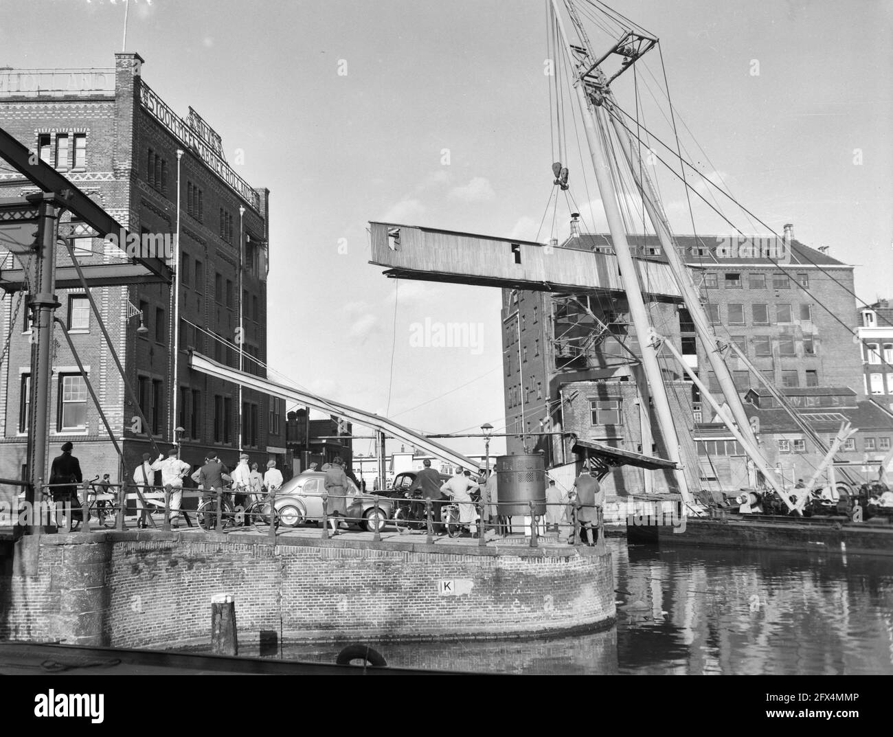 Demolition of connecting bridge of the Meelfabriek Holland the floating barge Reebok takes the bridge in the hoists, November 10, 1959, SLOPEN, hoists, connecting bridges, The Netherlands, 20th century press agency photo, news to remember, documentary, historic photography 1945-1990, visual stories, human history of the Twentieth Century, capturing moments in time Stock Photo