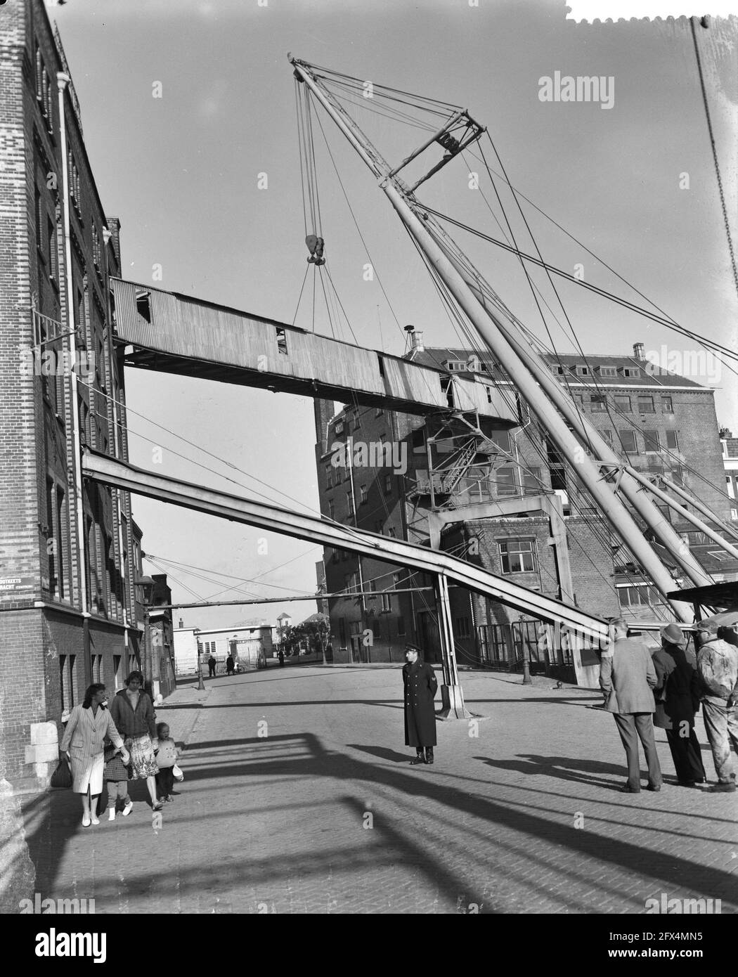 Demolition of connecting bridge of the Meelfabriek Holland, November 10, 1959, SLOPEN, connecting bridges, The Netherlands, 20th century press agency photo, news to remember, documentary, historic photography 1945-1990, visual stories, human history of the Twentieth Century, capturing moments in time Stock Photo