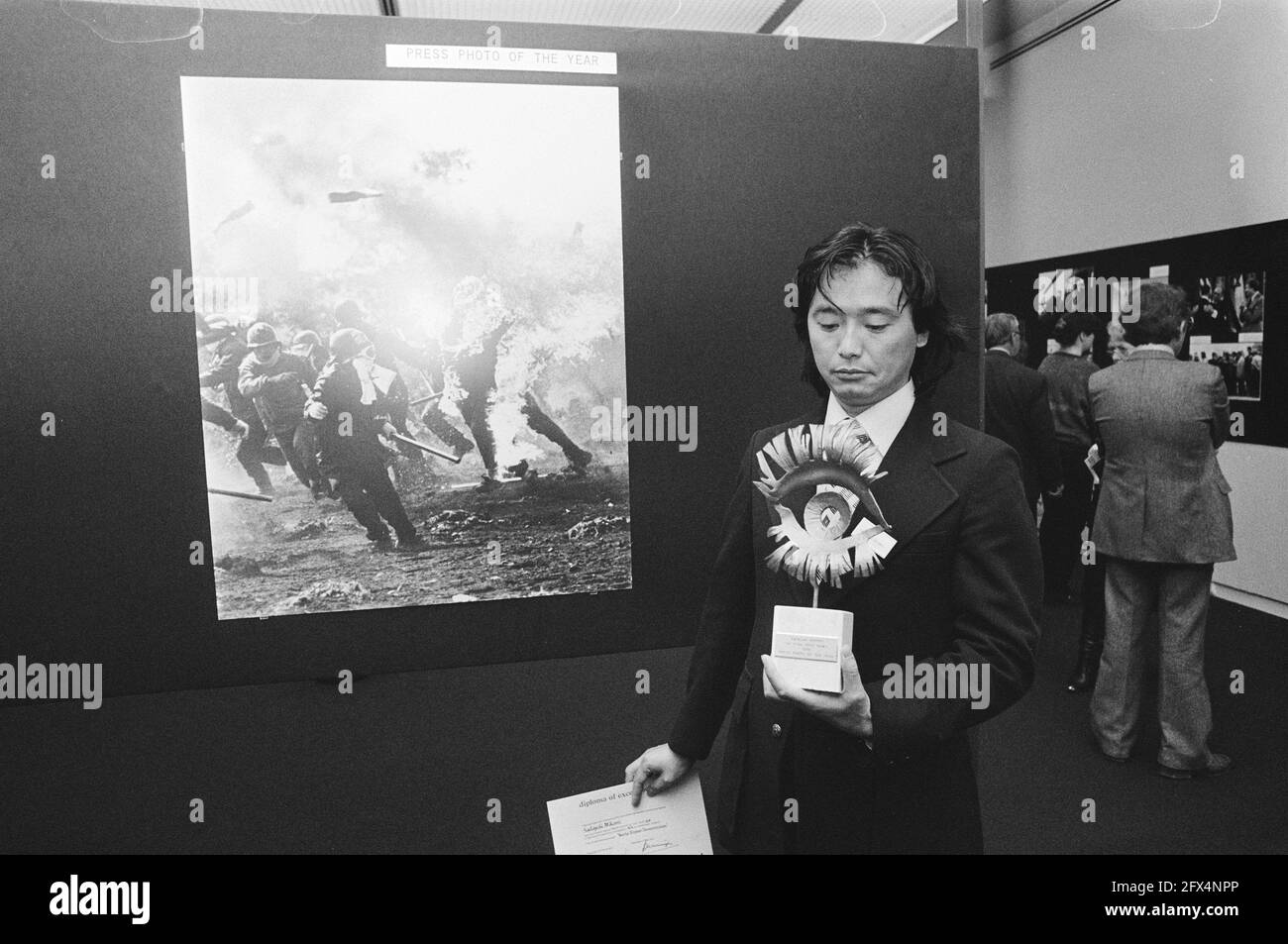 Prize winner Sadayuki Mikami at the winning photo, April 4, 1979, photography, ministers, awards, The Netherlands, 20th century press agency photo, news to remember, documentary, historic photography 1945-1990, visual stories, human history of the Twentieth Century, capturing moments in time Stock Photo