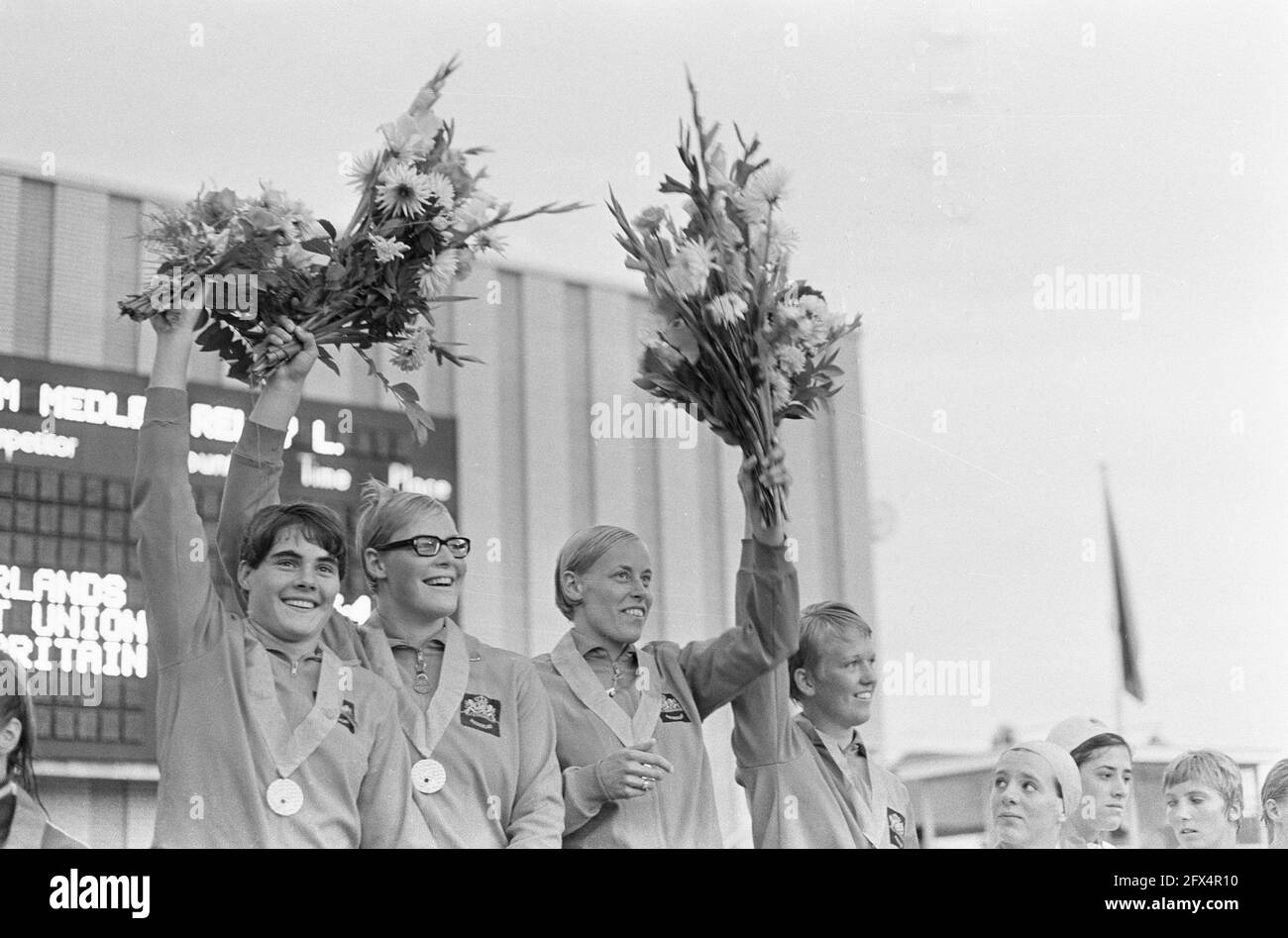 European Swimming Championships, 4 x 100 meter medley on scaffold Toos, Ada, Gretta and Cobi, 6 waving to audience, August 25, 1966, swimming championships, The Netherlands, 20th century press agency photo, news to remember, documentary, historic photography 1945-1990, visual stories, human history of the Twentieth Century, capturing moments in time Stock Photo