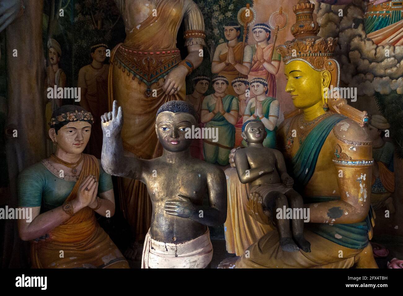 Dikwella, Wewurukannala Vihara Temple, Sri Lanka: interior room with statues representing King Maha Prathapa of Varanasi Stock Photo