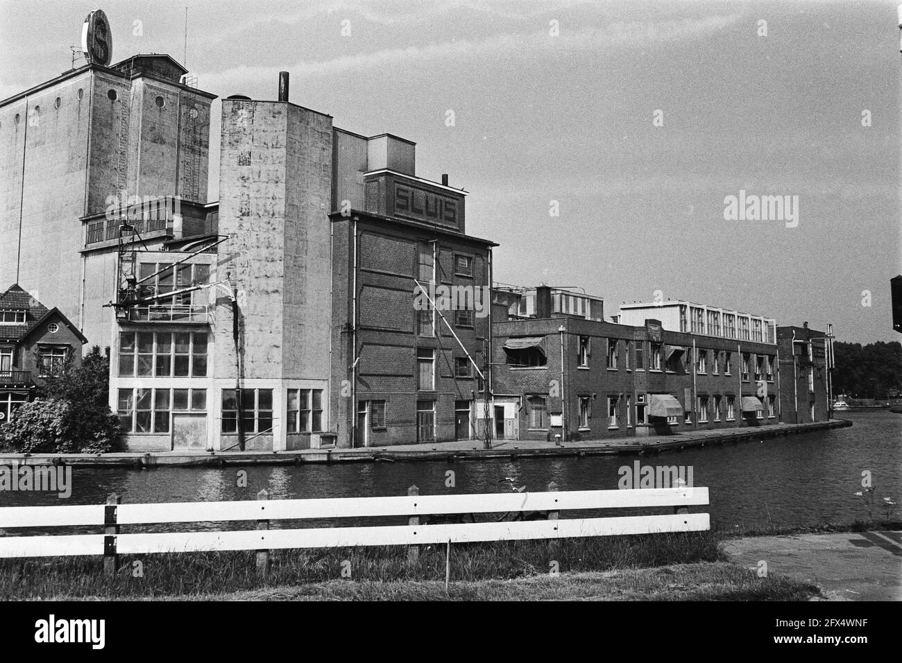 Exterior Sluis animal feed factory in Driemond in connection with closure,  July 24, 1980, company closures, animal feed, factories, The Netherlands,  20th century press agency photo, news to remember, documentary, historic  photography