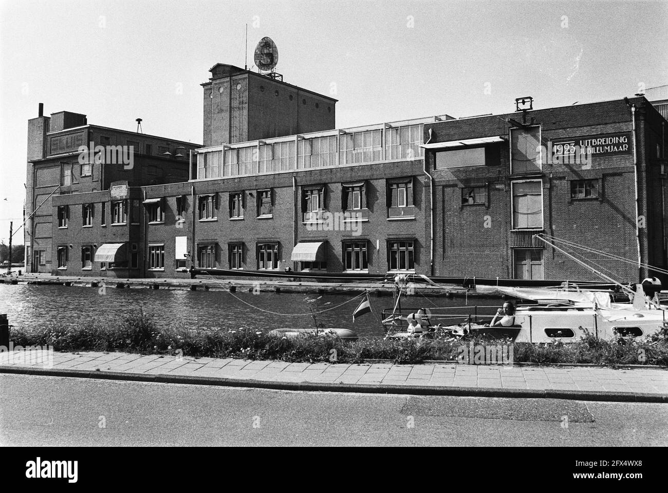 Exterior of animal feed factory Sluis in Driemond in connection with closure, July 24, 1980, company closures, animal feed, factories, The Netherlands, 20th century press agency photo, news to remember, documentary, historic Exterior of animal feed factory Sluis in Driemond in connection with closure, July 24, 1980, company closures, animal feed, factories, The Netherlands, 20th century press agency photo, news to remember, documentary, historic