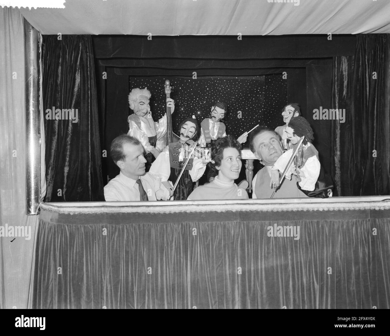 Viennese puppet theater by Rolf Trexler from Vienna in Amsterdam, March 1, 1960, POPPENTHEATERs