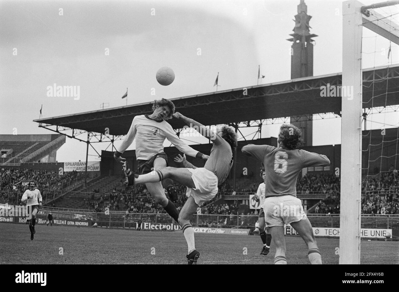 FC Amsterdam against FC Den Haag 1-1, Nico Jansen in duel with