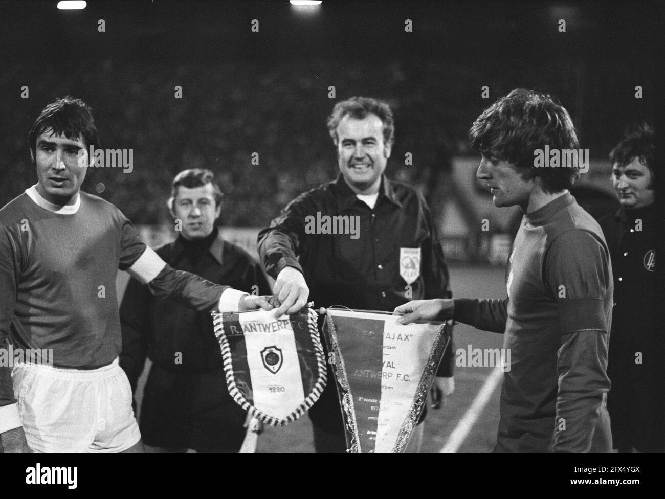 FC Antwerp v Ajax 2-1 UEFA Cup, game moments and exchanging pennants, center referee Weyland, left Van Riel, right Ruud Krol, November 13, 1974, referees, sports, soccer, The Netherlands, 20th century press agency photo, news to remember, documentary, historic photography 1945-1990, visual stories, human history of the Twentieth Century, capturing moments in time Stock Photo