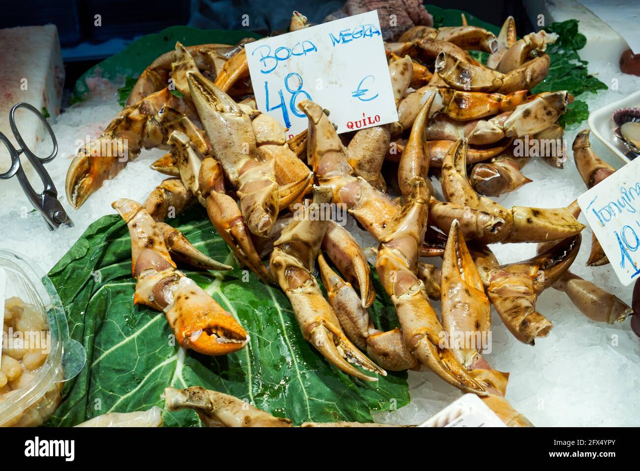 Barcelona. Catalonia. Spain. The Mercat de Sant Josep de la Boqueria. Crabs at fishmonger stall Stock Photo