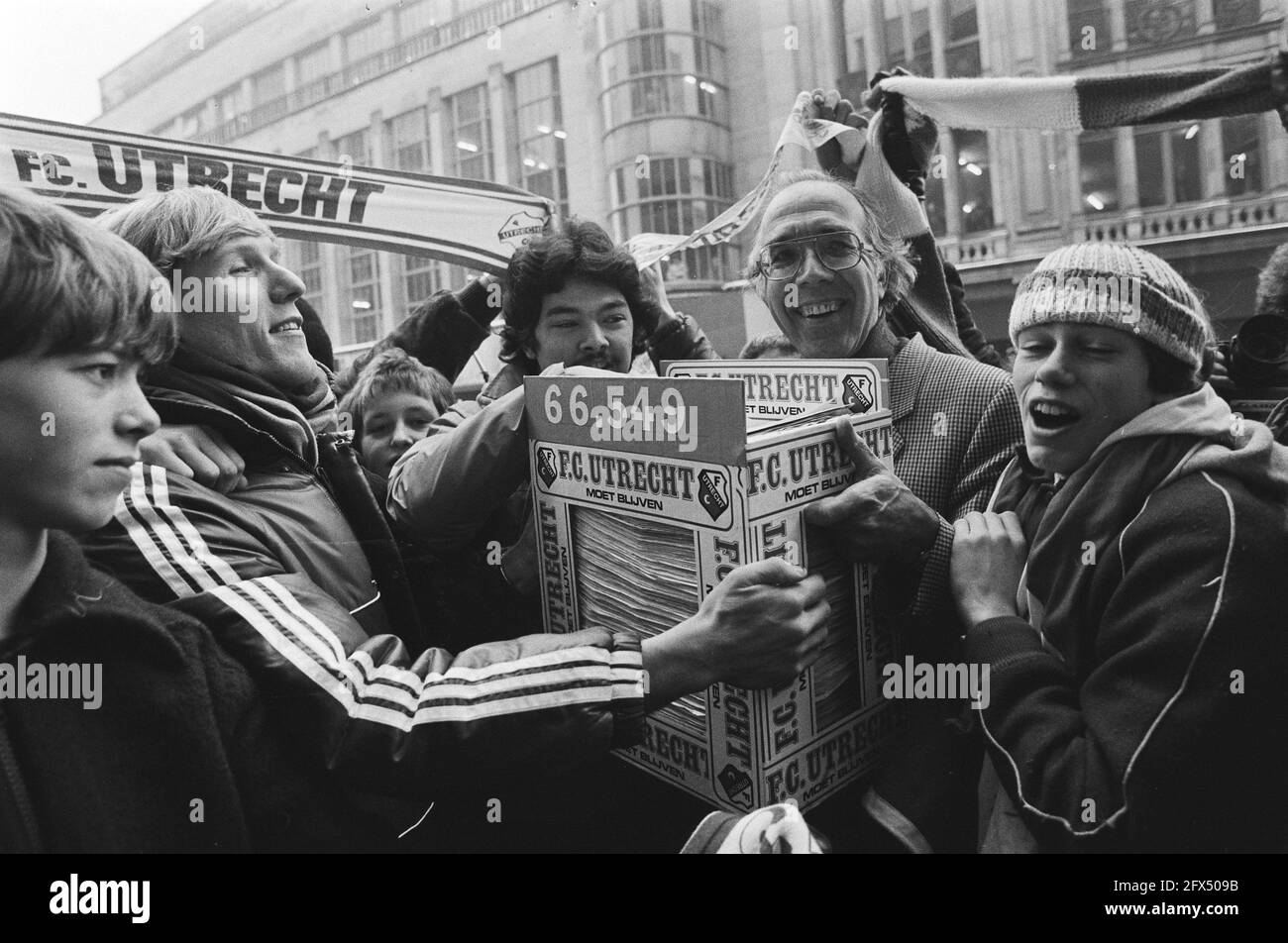 FC Utrecht supporters demonstrate for retention of club. Goalkeeper Hans van Breukelen offers signatures to alderman Pot (r.), 23 December 1981, HANDSIGNALS, demonstrations, sports, soccer, The Netherlands, 20th century press agency photo, news to remember, documentary, historic photography 1945-1990, visual stories, human history of the Twentieth Century, capturing moments in time Stock Photo