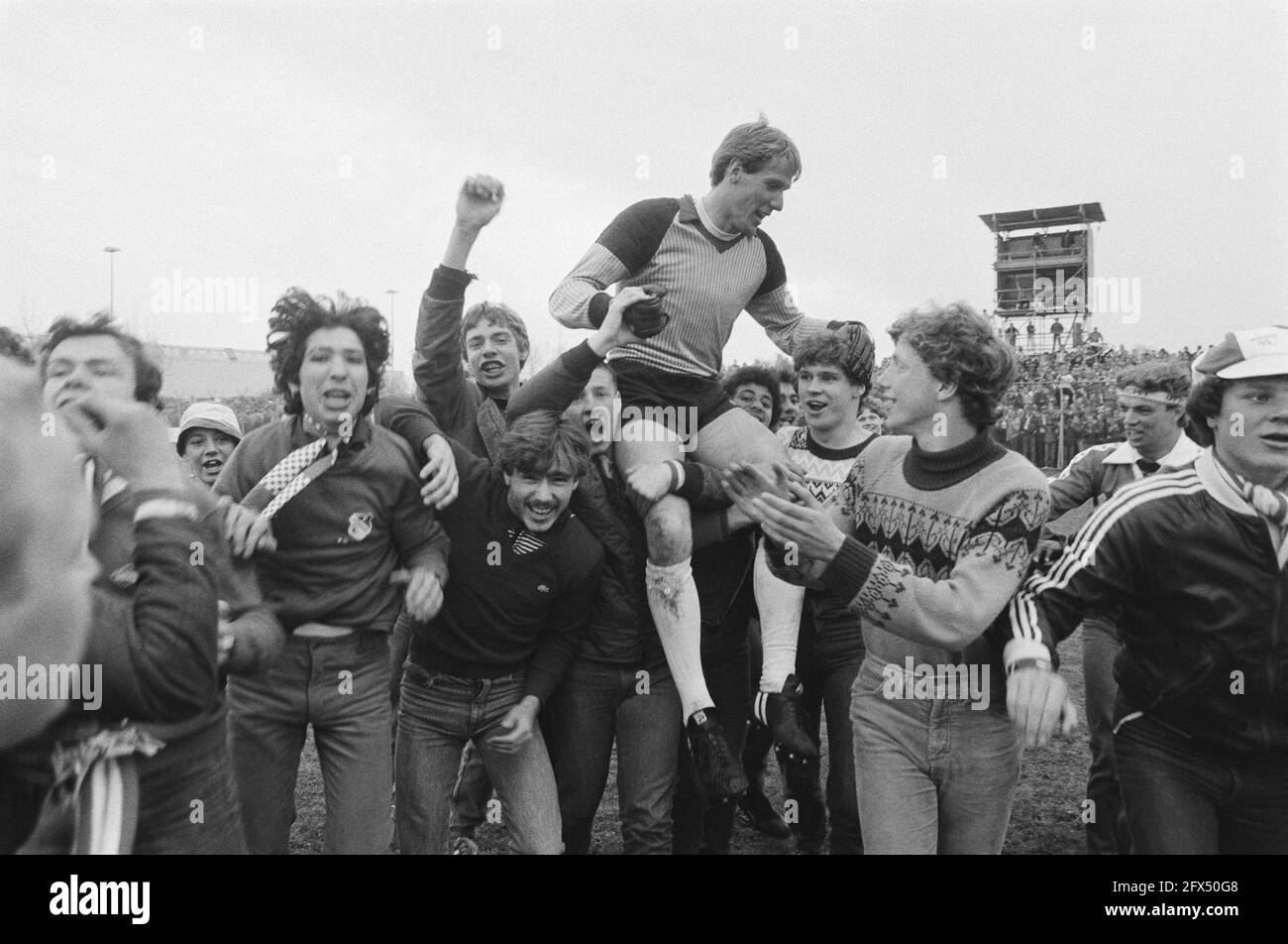 FC Utrecht against Haarlem (KNVB) 2-0. Goalkeeper Van Breukelen on shoulders with fans, 28 April 1982, FANS, goalkeepers, sports, soccer, The Netherlands, 20th century press agency photo, news to remember, documentary, historic photography 1945-1990, visual stories, human history of the Twentieth Century, capturing moments in time Stock Photo