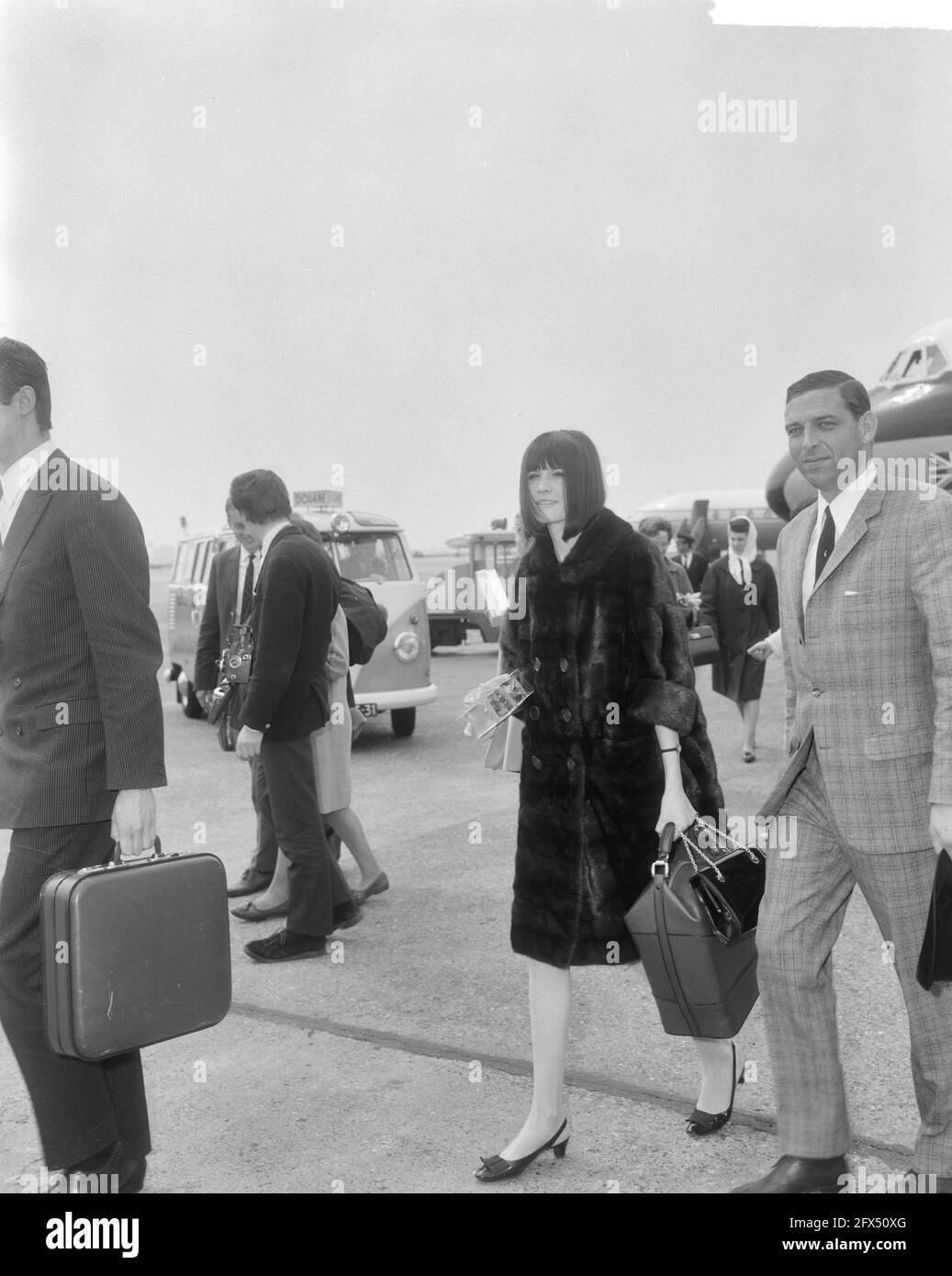 Arrival Sandie Shaw (singer) at Schiphol Airport, May 21, 1965, arrivals, singers, The Netherlands, 20th century press agency photo, news to remember, documentary, historic photography 1945-1990, visual stories, human history of the Twentieth Century, capturing moments in time Stock Photo