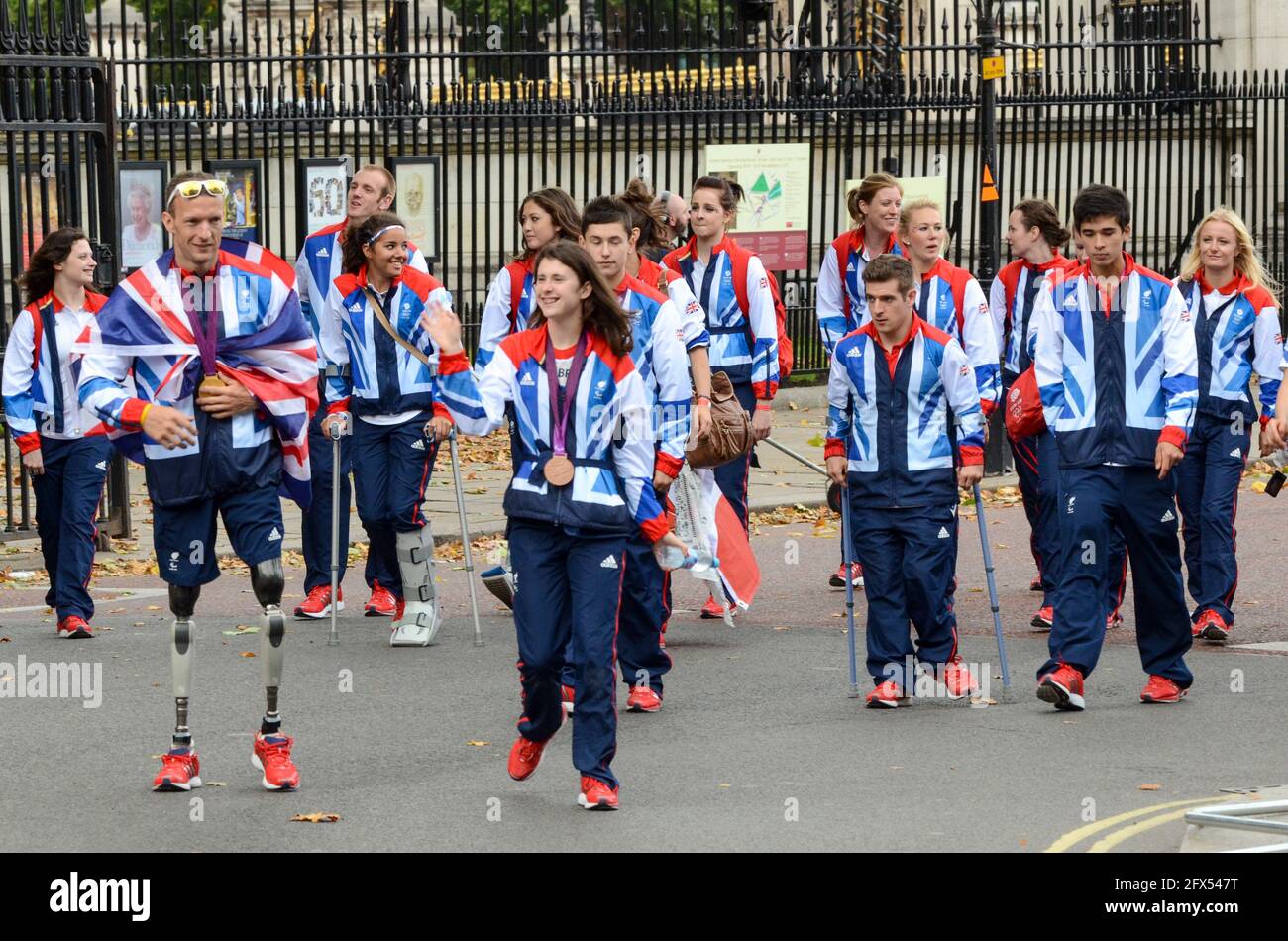 Richard Whitehead and Paralympians of Team GB Olympians leaving Buckingham Palace after the parade. London 2012 Olympics competitors Stock Photo