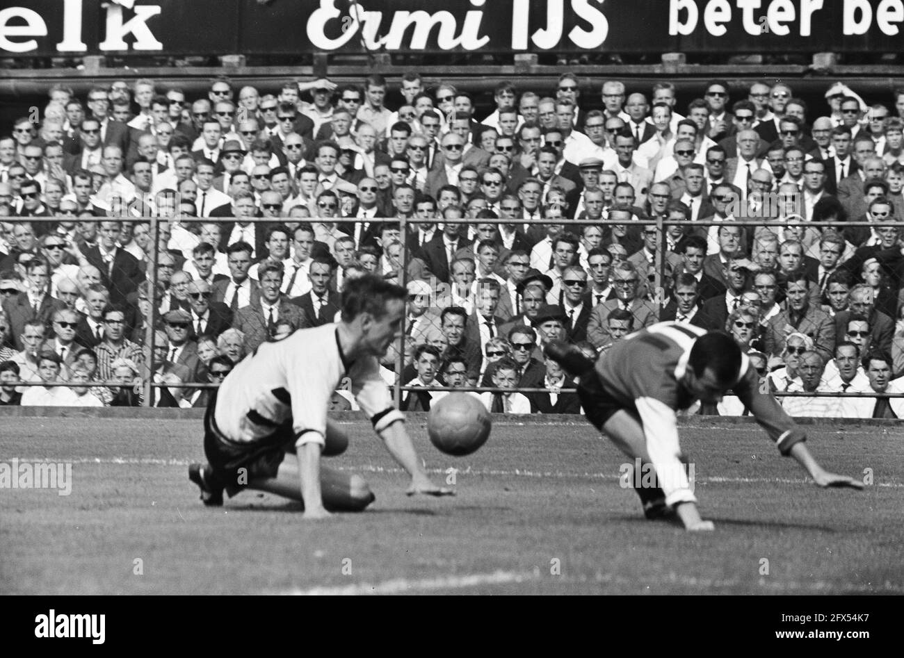 Feyenoord v DOS 4-2, Coen Moulijn stumbles, August 23, 1964, sports, soccer, The Netherlands, 20th century press agency photo, news to remember, documentary, historic photography 1945-1990, visual stories, human history of the Twentieth Century, capturing moments in time Stock Photo