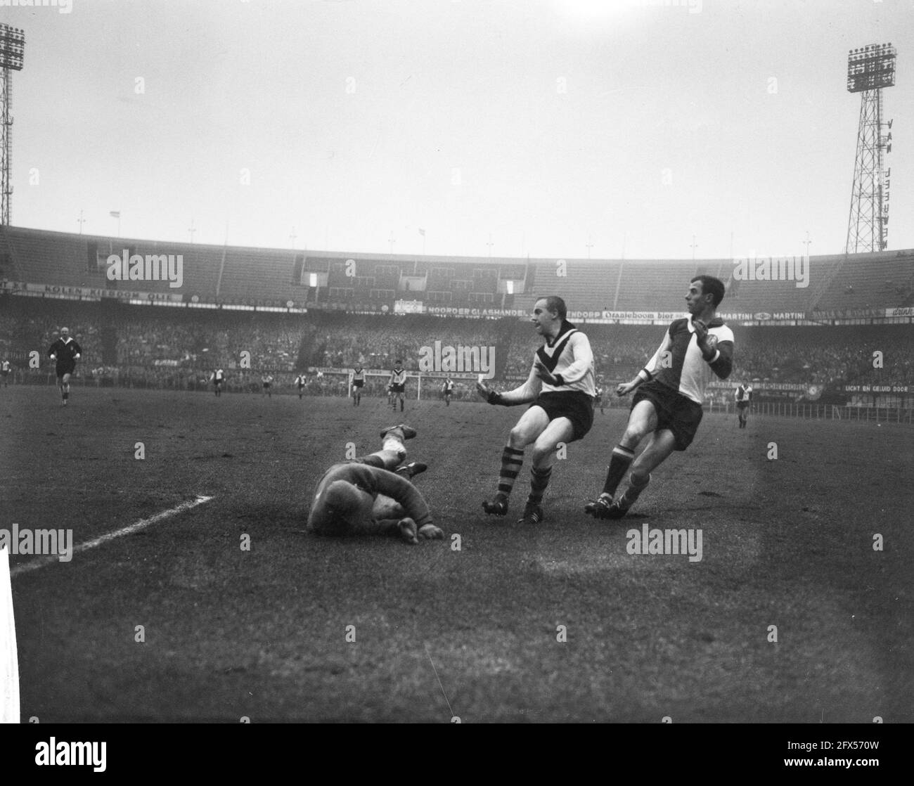 Feyenoord versus VVV. Coen Moulijn in action, December 10, 1961, sports, soccer, The Netherlands, 20th century press agency photo, news to remember, documentary, historic photography 1945-1990, visual stories, human history of the Twentieth Century, capturing moments in time Stock Photo