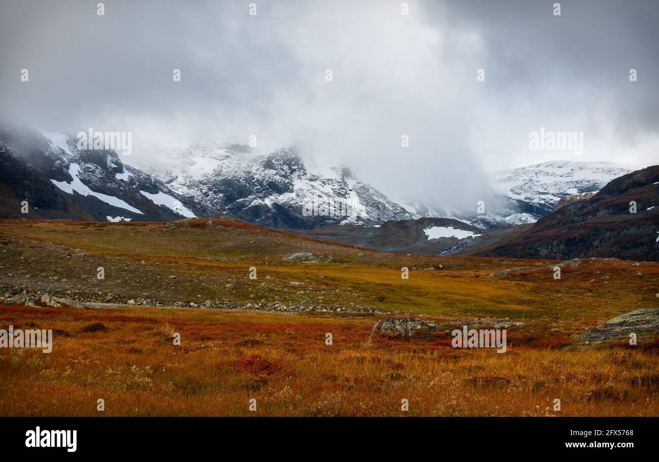 Kungsleden trail marked with red crosses, between Alesjaure and Tjaktja, September, Lapland, Sweden Stock Photo