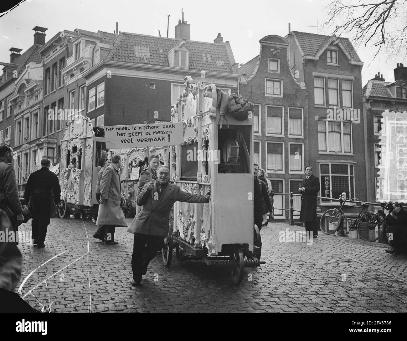 New film Willem Parel shot with barrel organs Amsterdam, October 29 1954, FILM, RECORDING, barrel organs, The Netherlands, 20th century press agency photo, news to remember, documentary, historic photography 1945-1990, visual stories, human history of the Twentieth Century, capturing moments in time Stock Photo