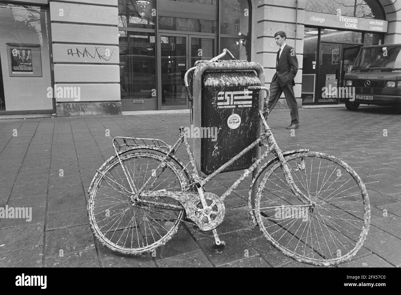 Bicycle full of bird droppings on Leidseplein Amsterdam, February 5, 1987, bicycles, The Netherlands, 20th century press agency photo, news to remember, documentary, historic photography 1945-1990, visual stories, human history of the Twentieth Century, capturing moments in time Stock Photo