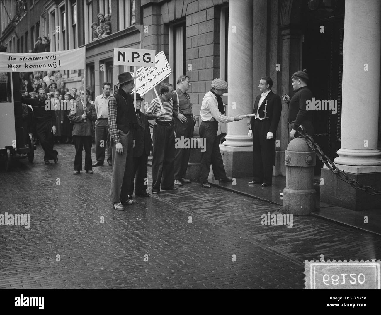 Shooting new film Willem Parel with barrel organs Amsterdam, October 29, 1954, FILM, RECORDING, barrel organs, The Netherlands, 20th century press agency photo, news to remember, documentary, historic photography 1945-1990, visual stories, human history of the Twentieth Century, capturing moments in time Stock Photo