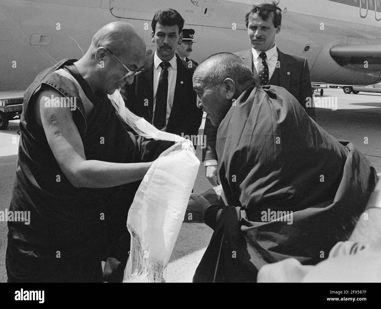 The Tibetan Dalai Lama arrives at Schiphol Airport, May 14, 1986, arrivals, visits, The Netherlands, 20th century press agency photo, news to remember, documentary, historic photography 1945-1990, visual stories, human history of the Twentieth Century, capturing moments in time Stock Photo