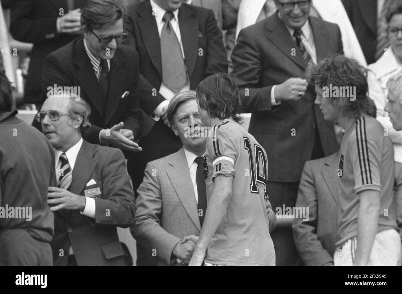 World Cup final 1974 in Munich, West Germany v. Netherlands 2-1; No. 19 Cruijff gives Scheel hand afterward, July 7, 1974, finals, sports, soccer, world championships, The Netherlands, 20th century press agency photo, news to remember, documentary, historic photography 1945-1990, visual stories, human history of the Twentieth Century, capturing moments in time Stock Photo