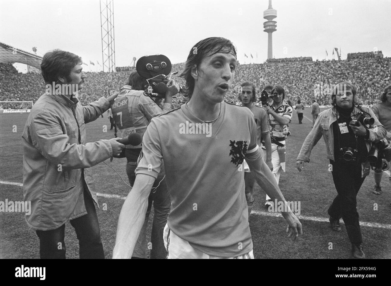 Final World Cup 1974 in Munich, West Germany against the Netherlands 2-1; defeated Johan Cruijff leaves the field afterwards, 7 July 1974, sports, soccer, world championships, The Netherlands, 20th century press agency photo, news to remember, documentary, historic photography 1945-1990, visual stories, human history of the Twentieth Century, capturing moments in time Stock Photo
