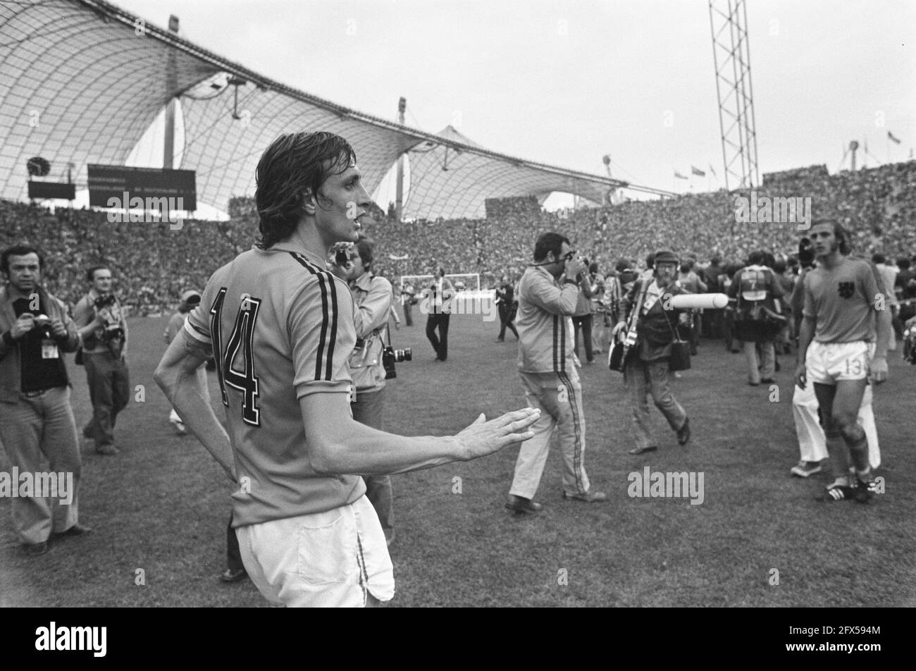 World Cup final 1974 in Munich, West Germany v Netherlands 2-1; Cruijff leaves the field, July 7, 1974, finals, sports, soccer, world championships, The Netherlands, 20th century press agency photo, news to remember, documentary, historic photography 1945-1990, visual stories, human history of the Twentieth Century, capturing moments in time Stock Photo