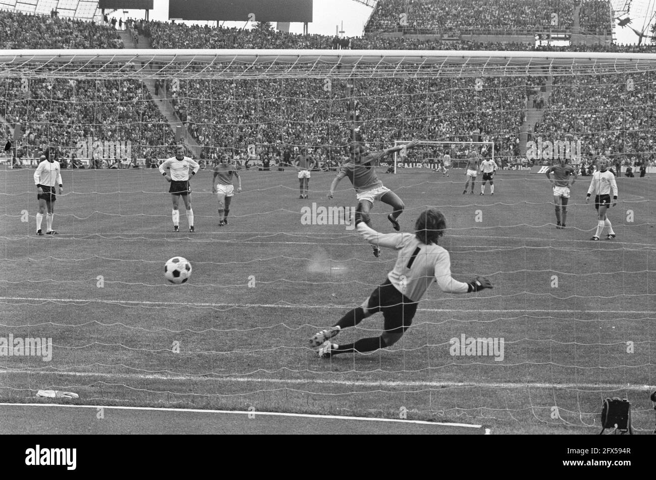 World Cup final 1974 in Munich, West Germany against the Netherlands 2-1; Neeskens scores from penalty 0-1, goalkeeper Maier is chanceless, July 7, 1974, finals, goalkeepers, sports, soccer, world championships, The Netherlands, 20th century press agency photo, news to remember, documentary, historic photography 1945-1990, visual stories, human history of the Twentieth Century, capturing moments in time Stock Photo