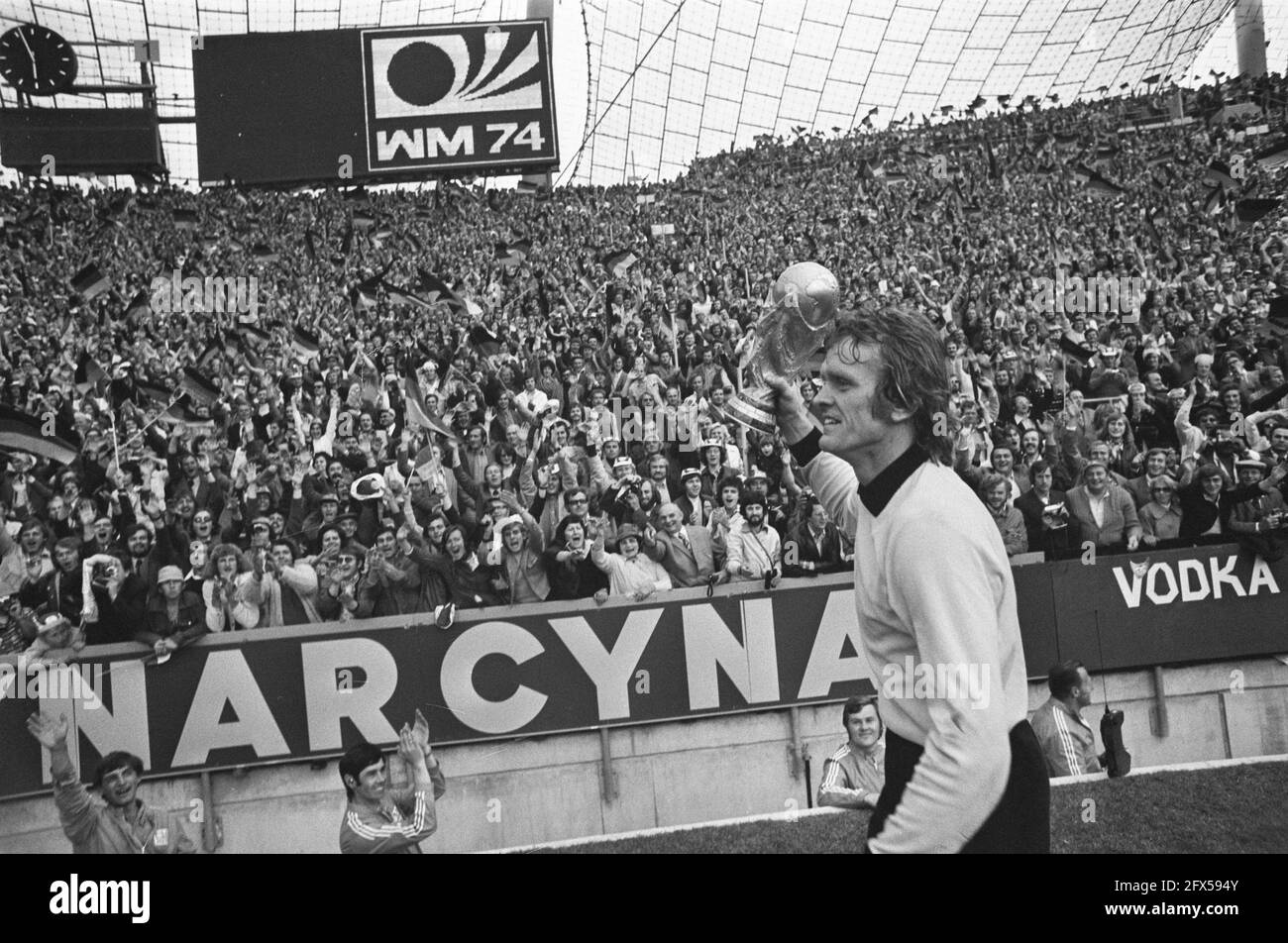 World Cup final 1974 in Munich, West Germany v. Netherlands 2-1; Sepp Maier with world cup past audience, July 7, 1974, finals, audience, sports, soccer, world championships, The Netherlands, 20th century press agency photo, news to remember, documentary, historic photography 1945-1990, visual stories, human history of the Twentieth Century, capturing moments in time Stock Photo