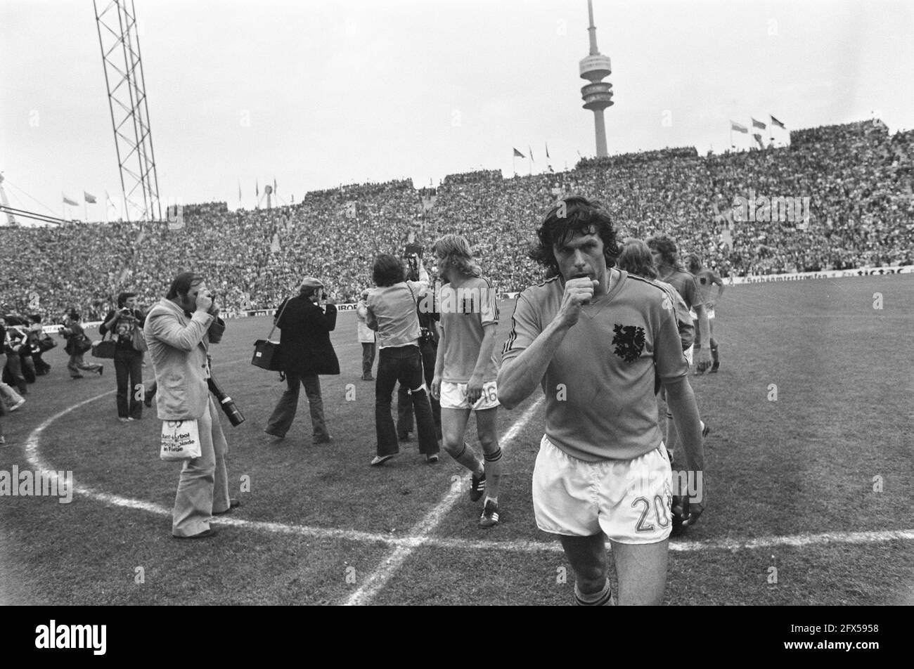 World Cup final 1974 in Munich, West Germany v Netherlands 2-1; Dutch players leave the field, July 7, 1974, finals, sports, soccer, world championships, The Netherlands, 20th century press agency photo, news to remember, documentary, historic photography 1945-1990, visual stories, human history of the Twentieth Century, capturing moments in time Stock Photo