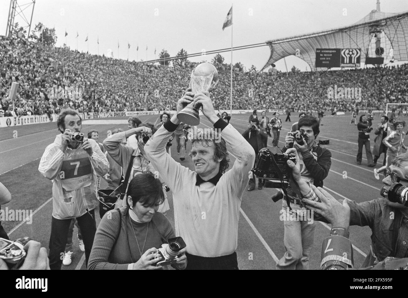 World Cup final 1974 in Munich, West Germany against the Netherlands 2-1; goalkeeper Sepp Maier with the cup, July 7, 1974, cups, finals, goalkeepers, sports, soccer, world championships, The Netherlands, 20th century press agency photo, news to remember, documentary, historic photography 1945-1990, visual stories, human history of the Twentieth Century, capturing moments in time Stock Photo