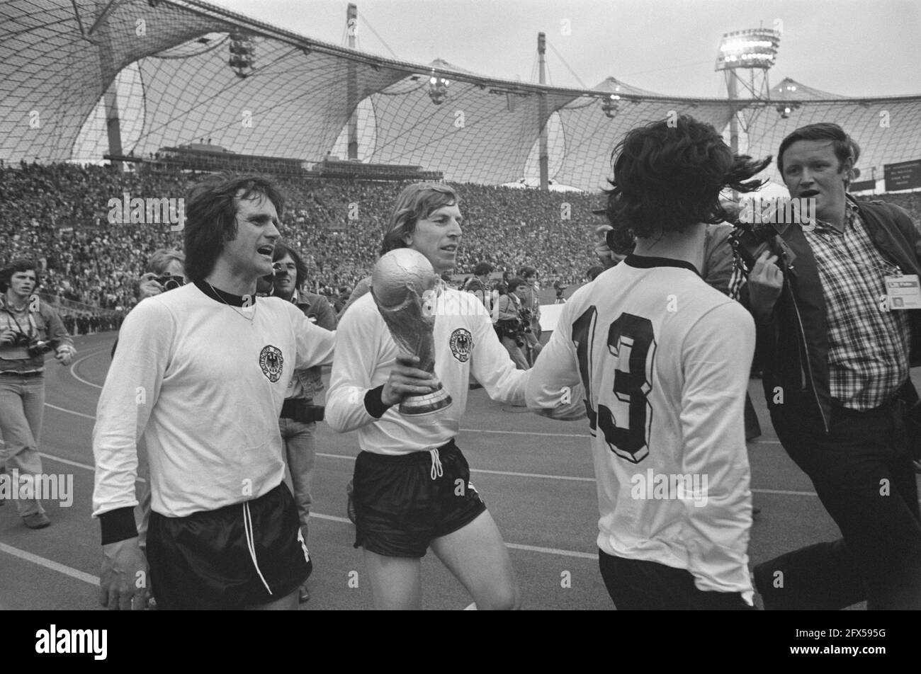 Final World Cup 1974 in Munich, West Germany v Netherlands 2-1; German players with the world cup, July 7, 1974, finals, sports, soccer, world championships, The Netherlands, 20th century press agency photo, news to remember, documentary, historic photography 1945-1990, visual stories, human history of the Twentieth Century, capturing moments in time Stock Photo