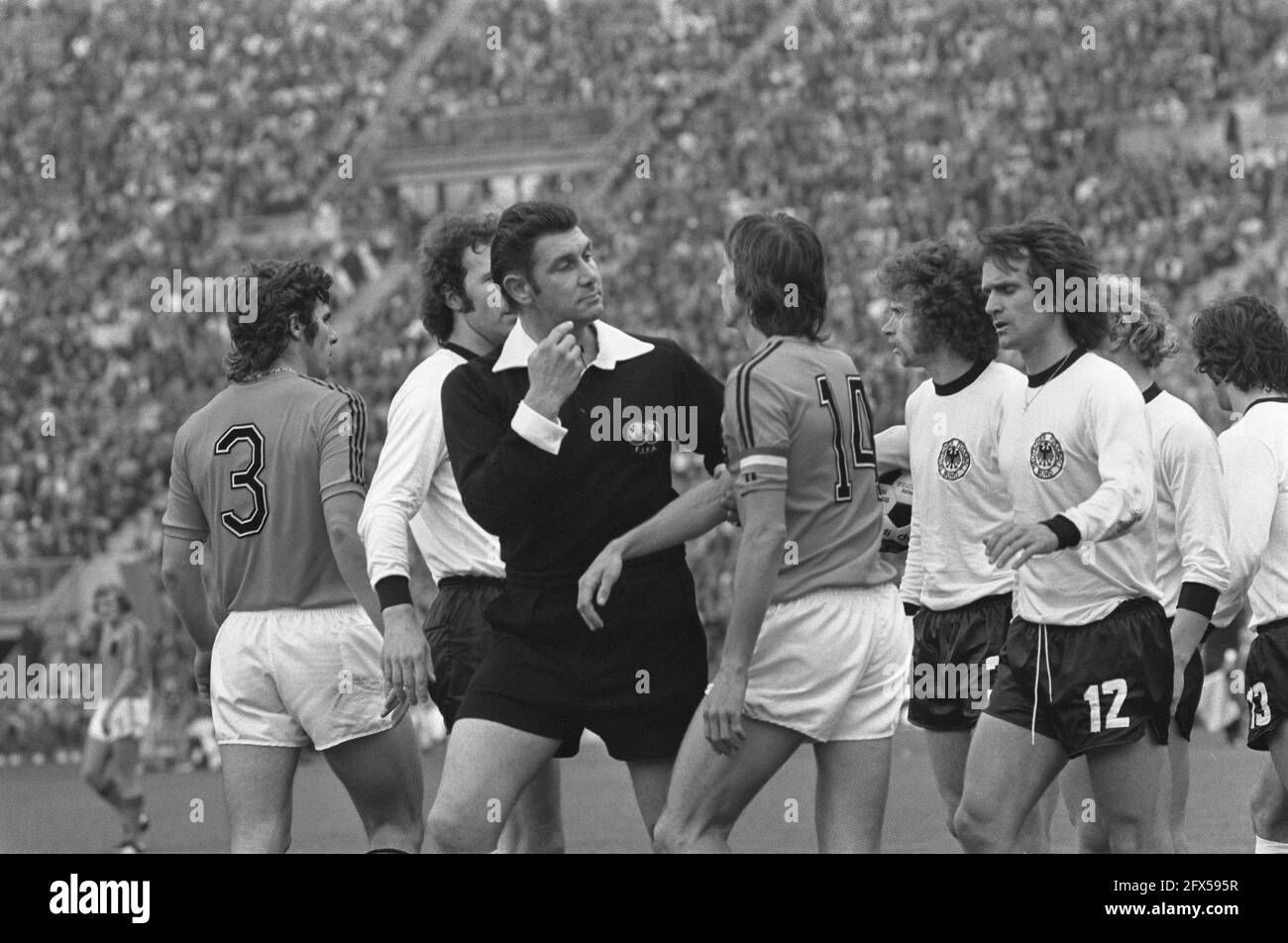 World Cup final 1974 in Munich, West Germany v Netherlands 2-1; referee Taylor in discussion with Cruijff, July 7, 1974, DISCUSSIONS, finals, sports, soccer, world championships, The Netherlands, 20th century press agency photo, news to remember, documentary, historic photography 1945-1990, visual stories, human history of the Twentieth Century, capturing moments in time Stock Photo