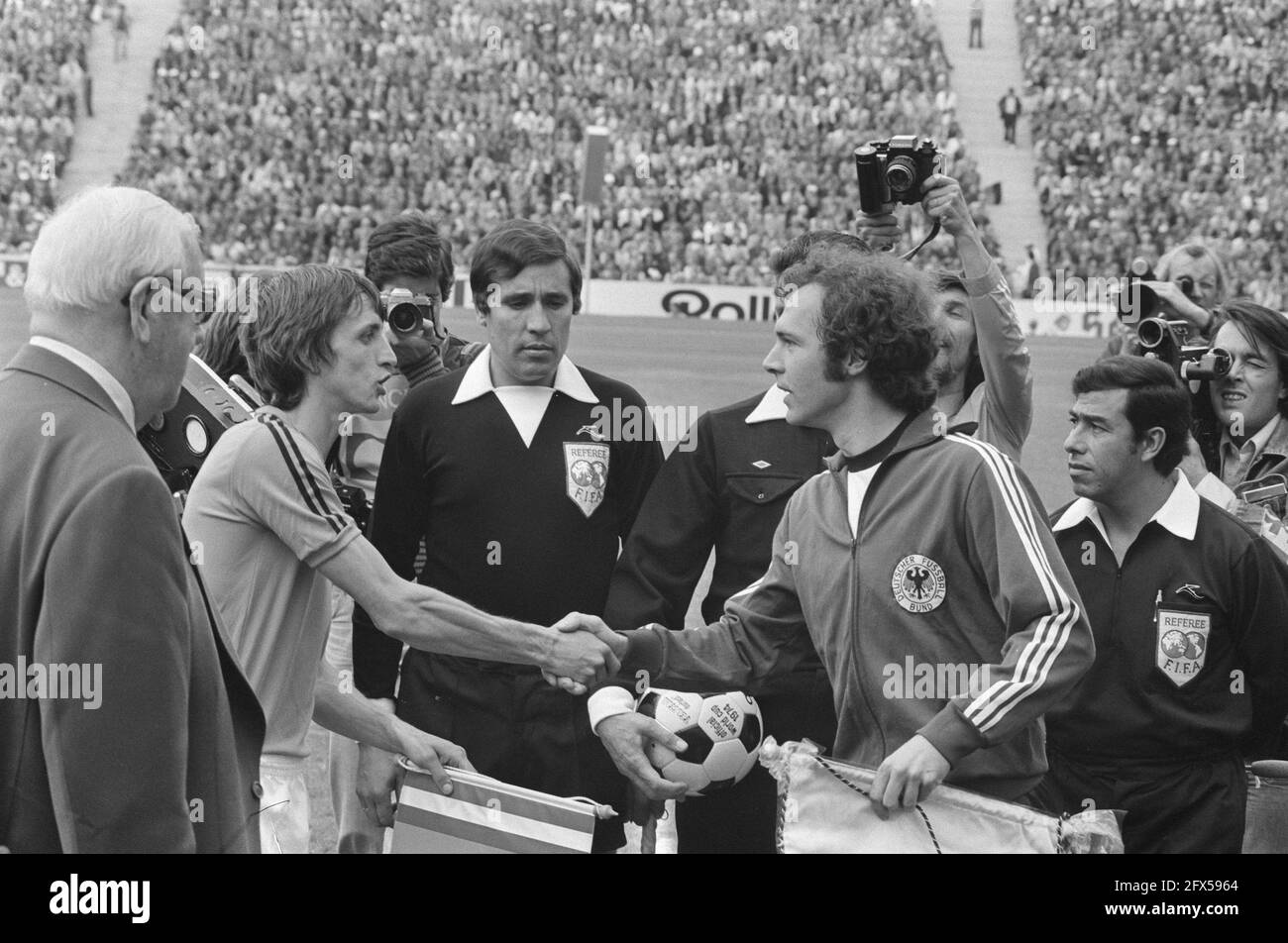 World Cup final 1974 in Munich, West Germany v. Netherlands 2-1; Cruijff (left) and Beckenbauer give pennants, July 7, 1974, finals, sports, soccer, world championships, The Netherlands, 20th century press agency photo, news to remember, documentary, historic photography 1945-1990, visual stories, human history of the Twentieth Century, capturing moments in time Stock Photo