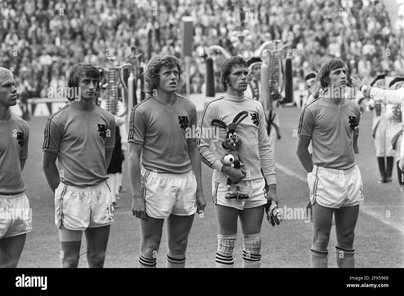 World Cup final 1974 in Munich, West Germany v. Netherlands 2-1; No. 10 West German team during national anthem, Nos. 8, 9, 11, July 7, 1974, PEOPLE, teams, sports, soccer, world championships, The Netherlands, 20th century press agency photo, news to remember, documentary, historic photography 1945-1990, visual stories, human history of the Twentieth Century, capturing moments in time Stock Photo