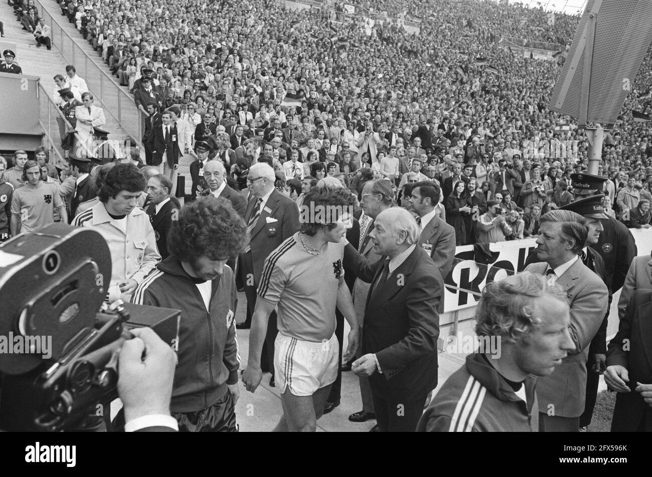 World Cup final 1974 in Munich, West Germany v Netherlands 2-1; players enter the field, July 7, 1974, finals, sports, soccer, world championships, The Netherlands, 20th century press agency photo, news to remember, documentary, historic photography 1945-1990, visual stories, human history of the Twentieth Century, capturing moments in time Stock Photo