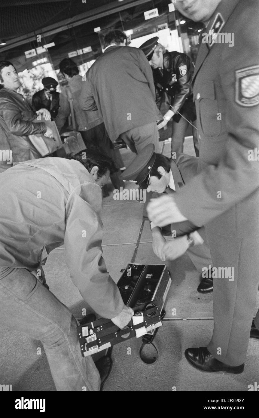 1974 World Cup final in Munich, West Germany v Netherlands 2-1; police check suitcases, July 7, 1974, CHOKELS, POLICE, finals, sports, soccer, world championships, The Netherlands, 20th century press agency photo, news to remember, documentary, historic photography 1945-1990, visual stories, human history of the Twentieth Century, capturing moments in time Stock Photo