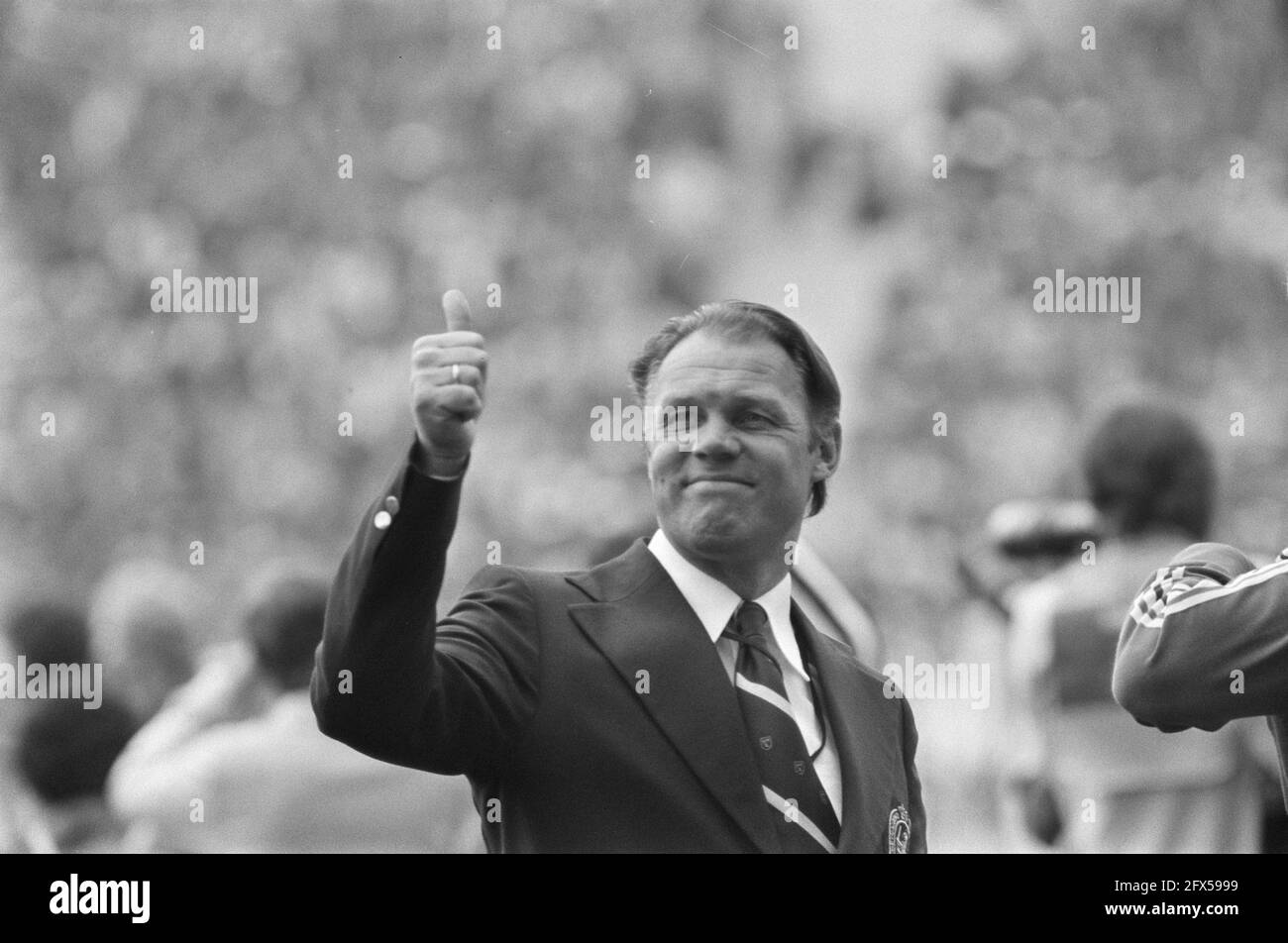 World Cup Final 1974 in Munich, West Germany v. Netherlands 2-1; Rinus Michels with thumb up, July 7, 1974, sports, soccer, The Netherlands, 20th century press agency photo, news to remember, documentary, historic photography 1945-1990, visual stories, human history of the Twentieth Century, capturing moments in time Stock Photo