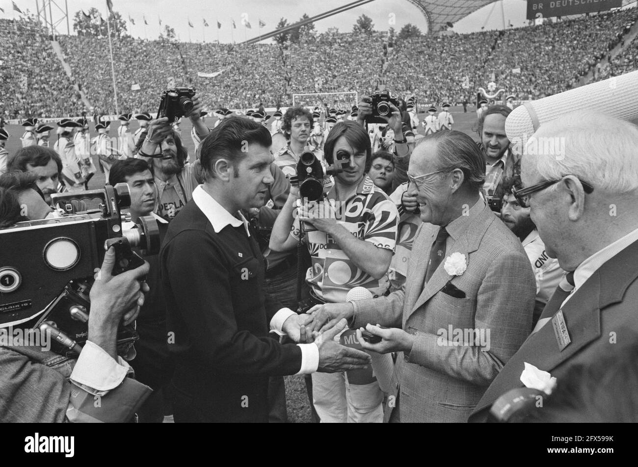 Final World Cup 1974 in Munich, West Germany v Netherlands 2-1; Prince Bernhard gives referee Jack Taylor World Wildlife Fund mascot, July 7, 1974, royal family, princes, referees, sports, soccer, The Netherlands, 20th century press agency photo, news to remember, documentary, historic photography 1945-1990, visual stories, human history of the Twentieth Century, capturing moments in time Stock Photo