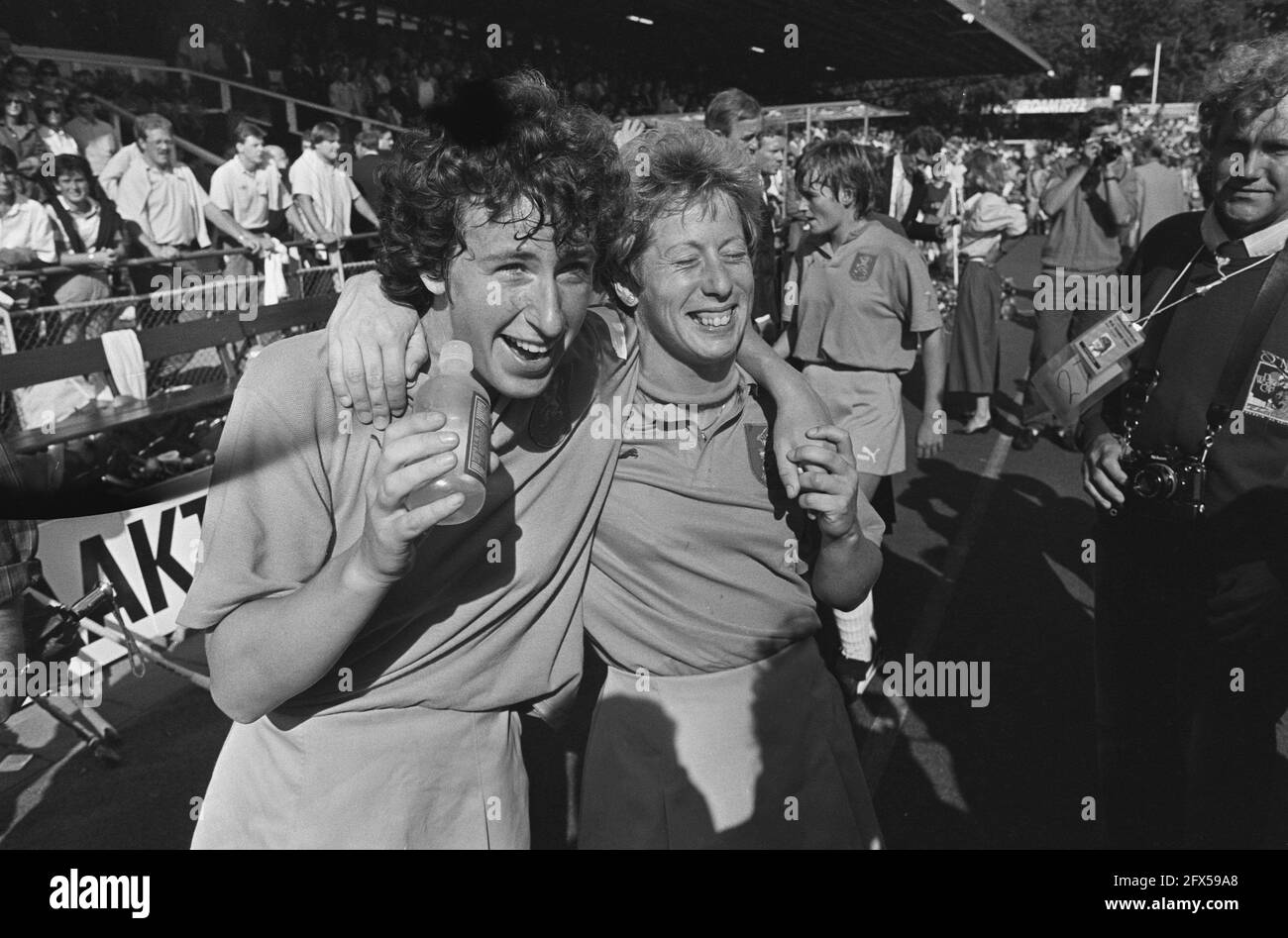 Women's World Cup final in field hockey: Ned. ladies happy with medals and cup after reaching World Cup; elation with captain Marjolein Eijsvogel (l) and S. von Weiler (r), August 24, 1986, MEDAILLES, cups, finals, field hockey, The Netherlands, 20th century press agency photo, news to remember, documentary, historic photography 1945-1990, visual stories, human history of the Twentieth Century, capturing moments in time Stock Photo