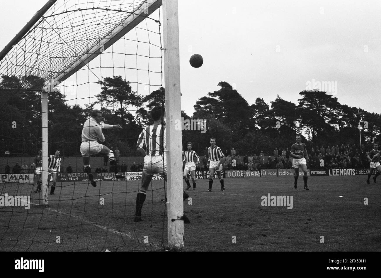 Wageningen against Blauw-Wit 2-1. Wageningen goalkeeper Bax keeps goal clean during attack, 29 September 1963, sports, soccer, The Netherlands, 20th century press agency photo, news to remember, documentary, historic photography 1945-1990, visual stories, human history of the Twentieth Century, capturing moments in time Stock Photo