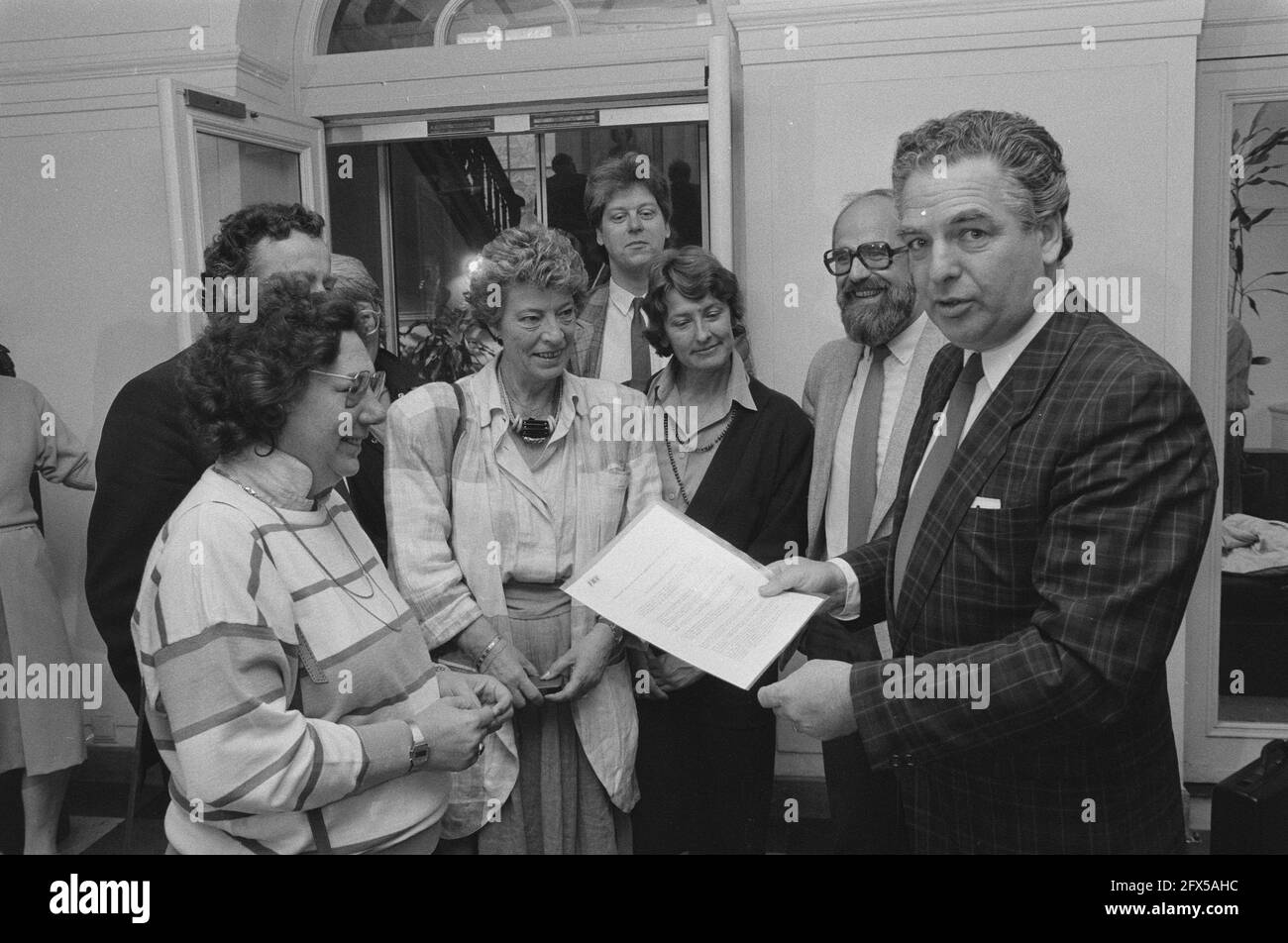 FNV offers petition in The Hague to Kamercie. Volksgezondheid i.v.m. wijziging ziektekostenverzekeringe v.l.n.r. Haas Berger, Muller, Beckers and FNV president, June 22, 1987, chamber commissions, petitions, The Netherlands, 20th century press agency photo, news to remember, documentary, historic photography 1945-1990, visual stories, human history of the Twentieth Century, capturing moments in time Stock Photo