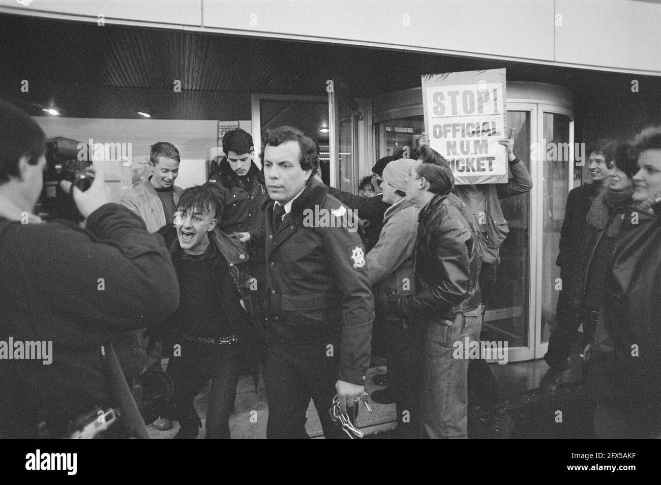 FNV headquarters occupied by sympathizers of the British mine strikers; police remove the acitivists, January 22, 1985, POLICE, occupation, headquarters, The Netherlands, 20th century press agency photo, news to remember, documentary, historic photography 1945-1990, visual stories, human history of the Twentieth Century, capturing moments in time Stock Photo
