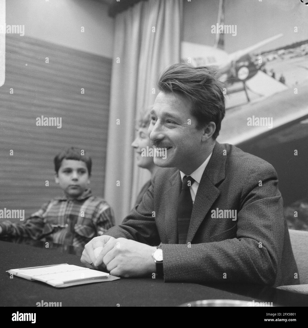 Arrival stage director Erik Vos at Schiphol Airport, December 28, 1966, directors, airports, The Netherlands, 20th century press agency photo, news to remember, documentary, historic photography 1945-1990, visual stories, human history of the Twentieth Century, capturing moments in time Stock Photo