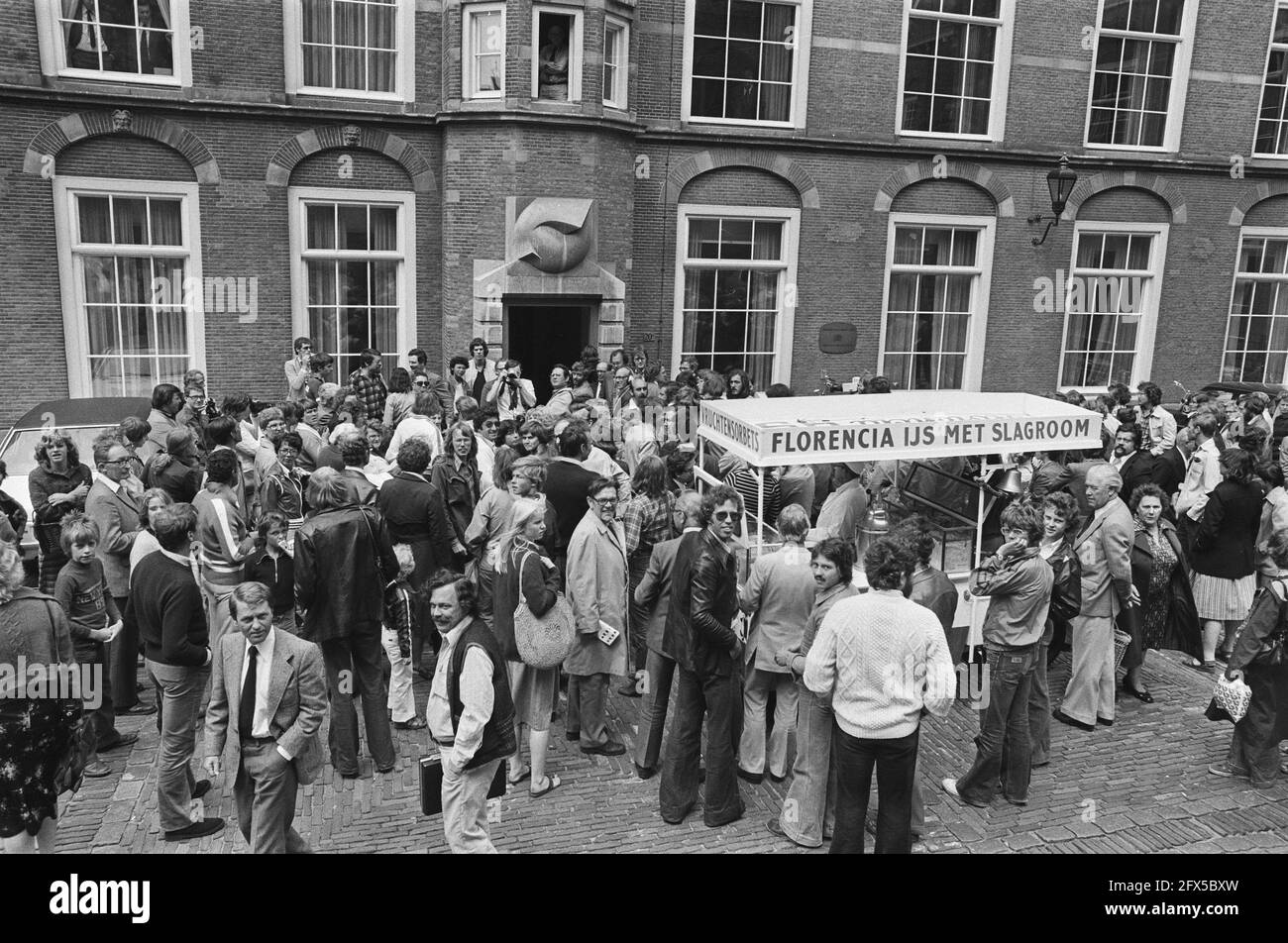 Formation proceedings at General Affairs, groups of viewers at the Binnenhof amidst which an ice cream man, July 14, 1977, The Netherlands, 20th century press agency photo, news to remember, documentary, historic photography 1945-1990, visual stories, human history of the Twentieth Century, capturing moments in time Stock Photo