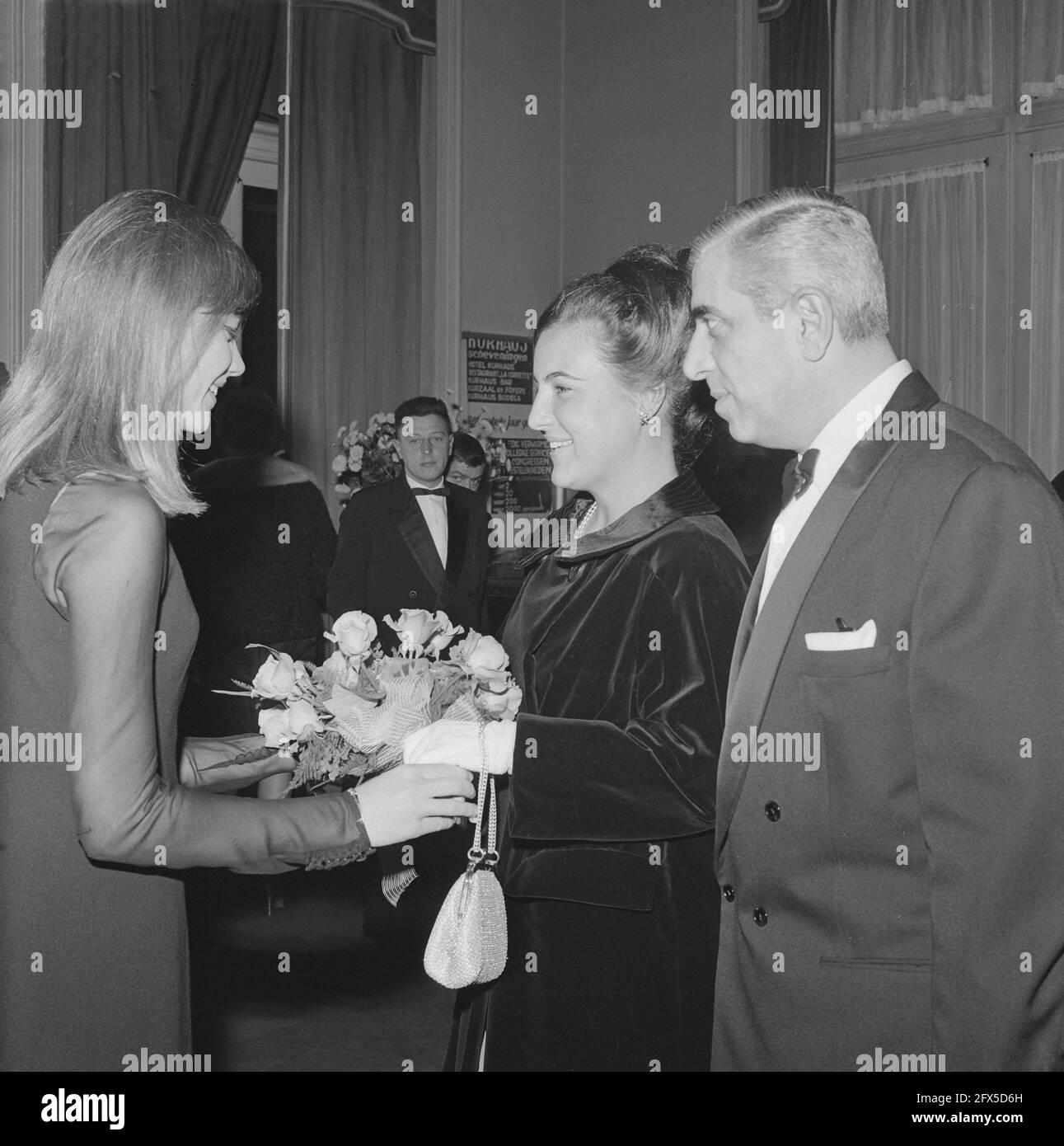 Francoise Hardy offers Princess Margriet flowers during the Grand Gala du Disque Populair at the Kurhaus in Scheveningen, October 13, 1963, flowers, galas, princesses, The Netherlands, 20th century press agency photo, news to remember, documentary, historic photography 1945-1990, visual stories, human history of the Twentieth Century, capturing moments in time Stock Photo