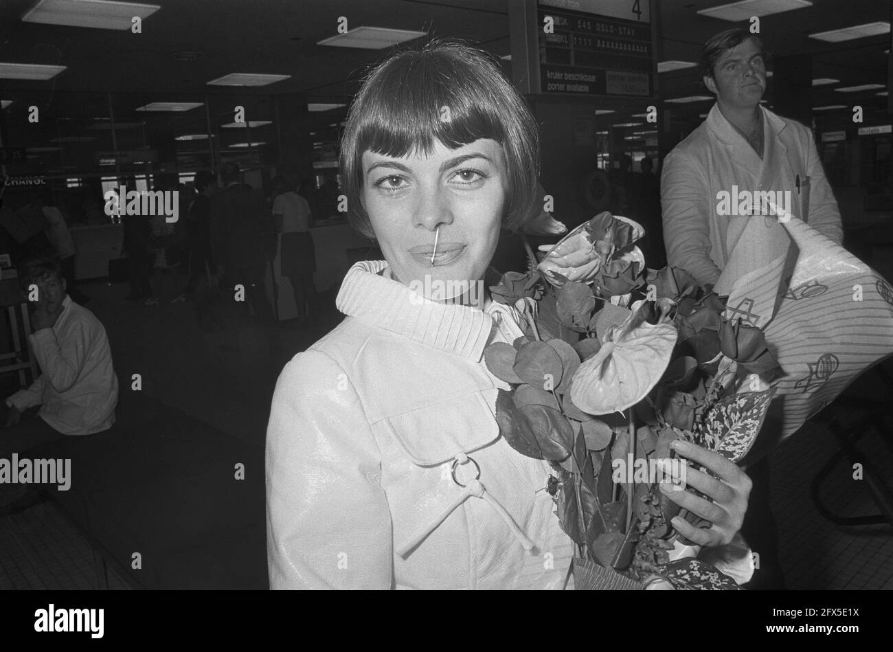 French singer Mireille Mathieu is welcomed with flowers at Schiphol Airport, June 30, 1970, arrival and departure, chansonnière, chansons, portraits, singers, The Netherlands, 20th century press agency photo, news to remember, documentary, historic photography 1945-1990, visual stories, human history of the Twentieth Century, capturing moments in time Stock Photo