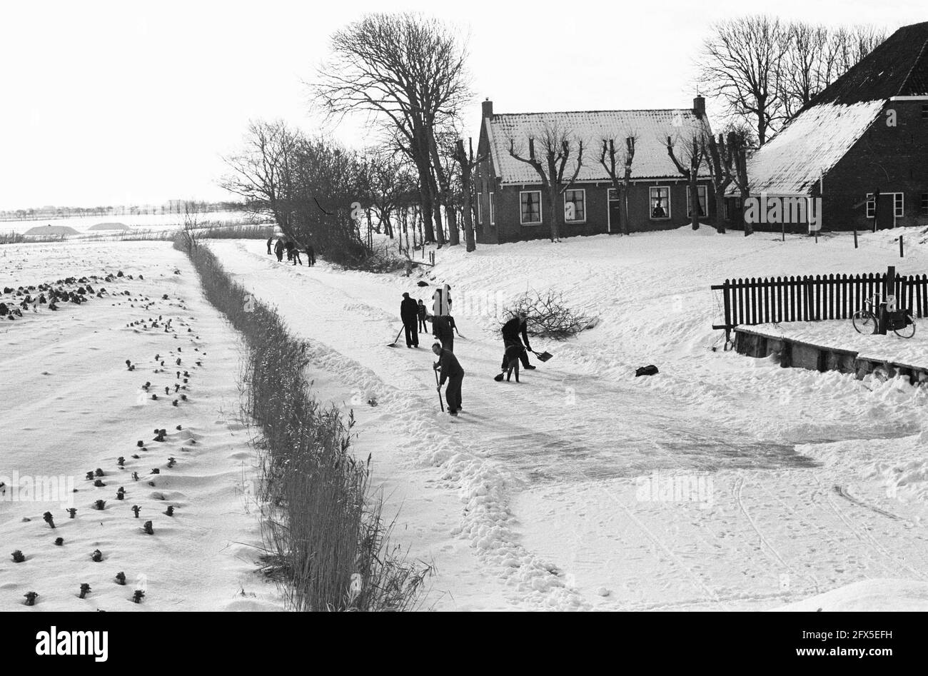 Friesland making preparations for the Elfstedentocht, near the village of Wier they clear the Blikvaart of snow, 14 January 1963, ice, snow, winters, The Netherlands, 20th century press agency photo, news to remember, documentary, historic photography 1945-1990, visual stories, human history of the Twentieth Century, capturing moments in time Stock Photo