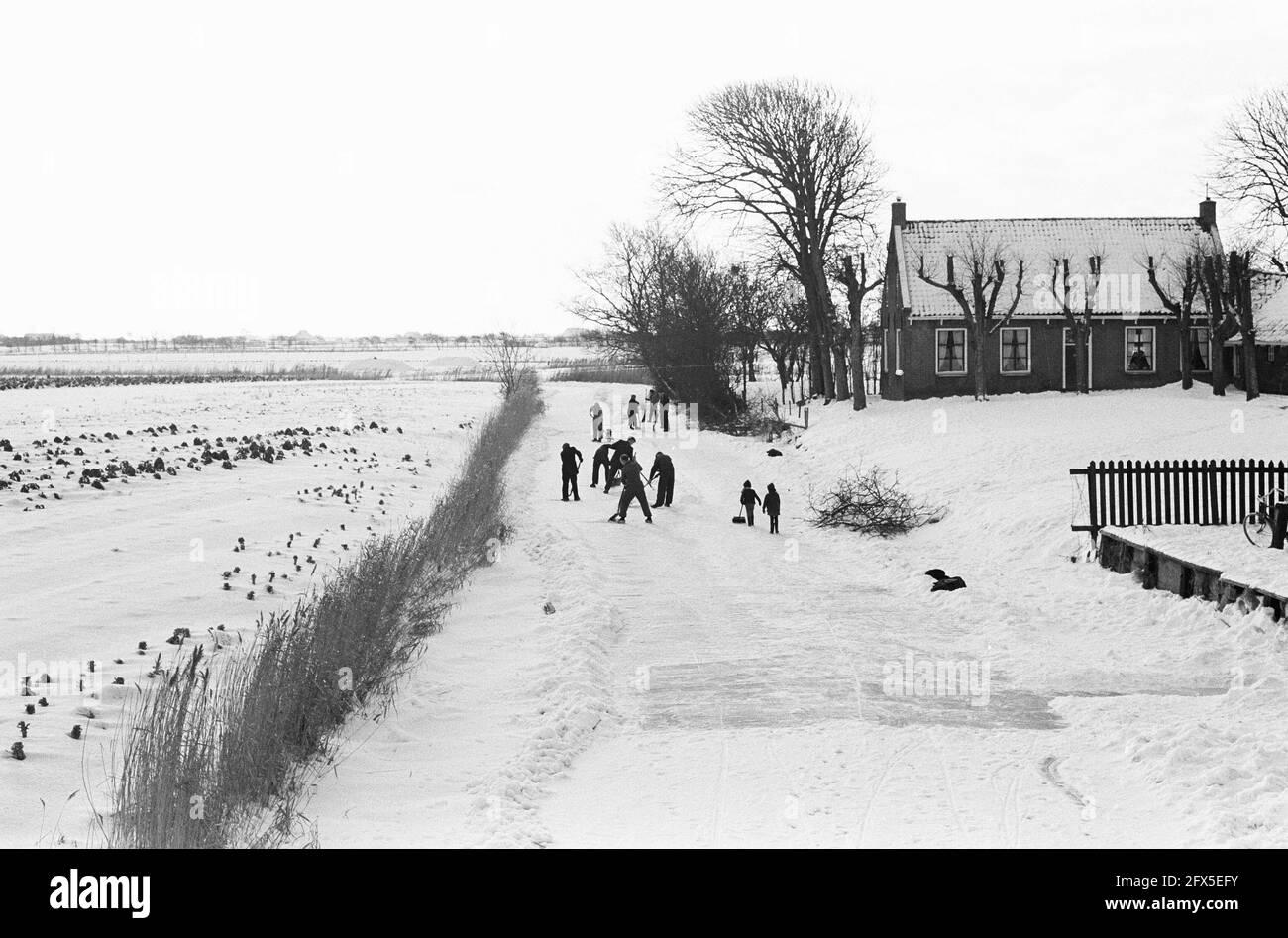 Friesland making preparations for the Elfstedentocht, near the village of Wier they clear the Blikvaart of snow, January 14, 1963, ice, snow, winters, The Netherlands, 20th century press agency photo, news to remember, documentary, historic photography 1945-1990, visual stories, human history of the Twentieth Century, capturing moments in time Stock Photo
