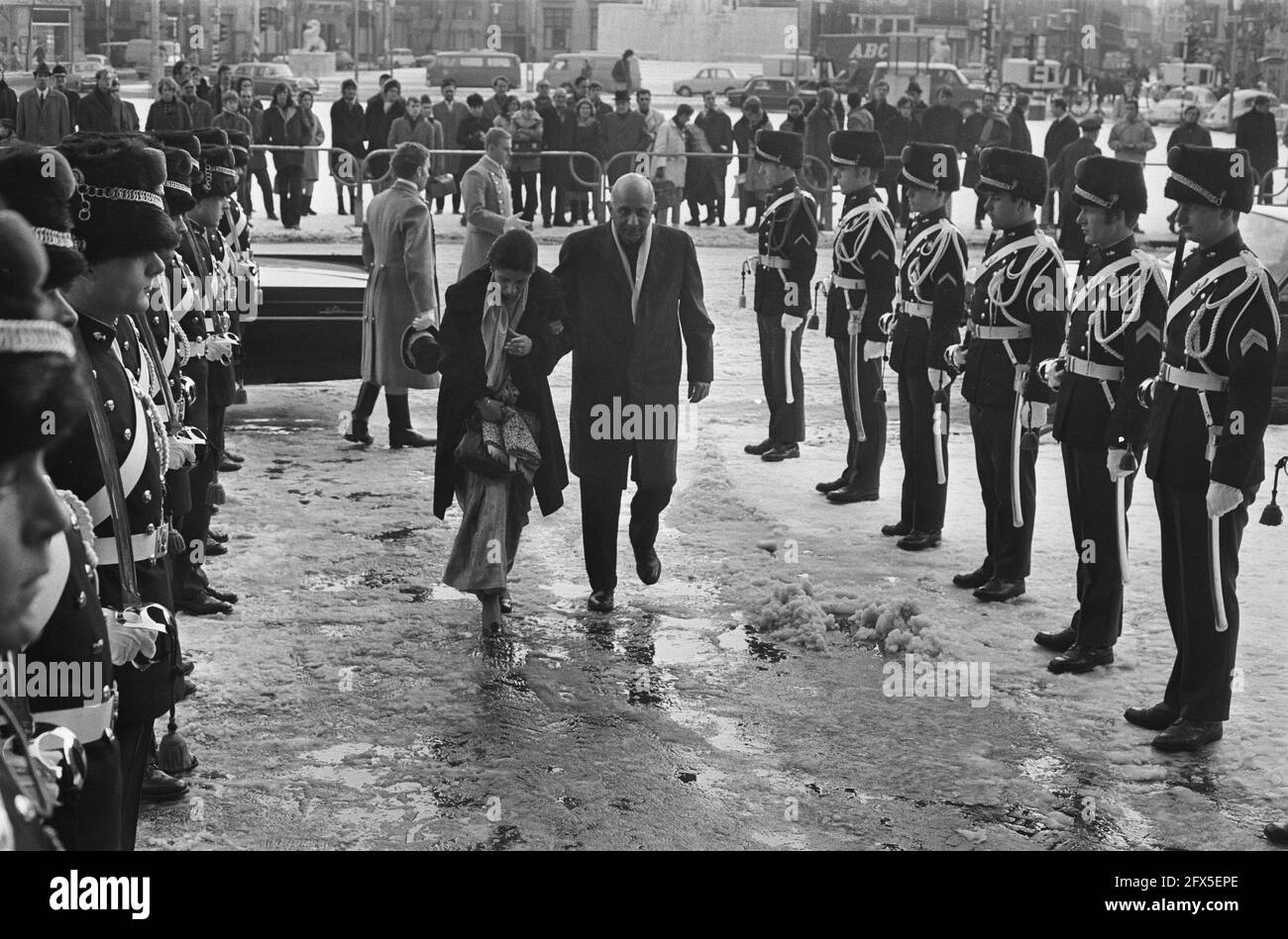 Arrival of the ambassador of India and his wife in the snow, January 7, 1970, ambassadors, wives, The Netherlands, 20th century press agency photo, news to remember, documentary, historic photography 1945-1990, visual stories, human history of the Twentieth Century, capturing moments in time Stock Photo
