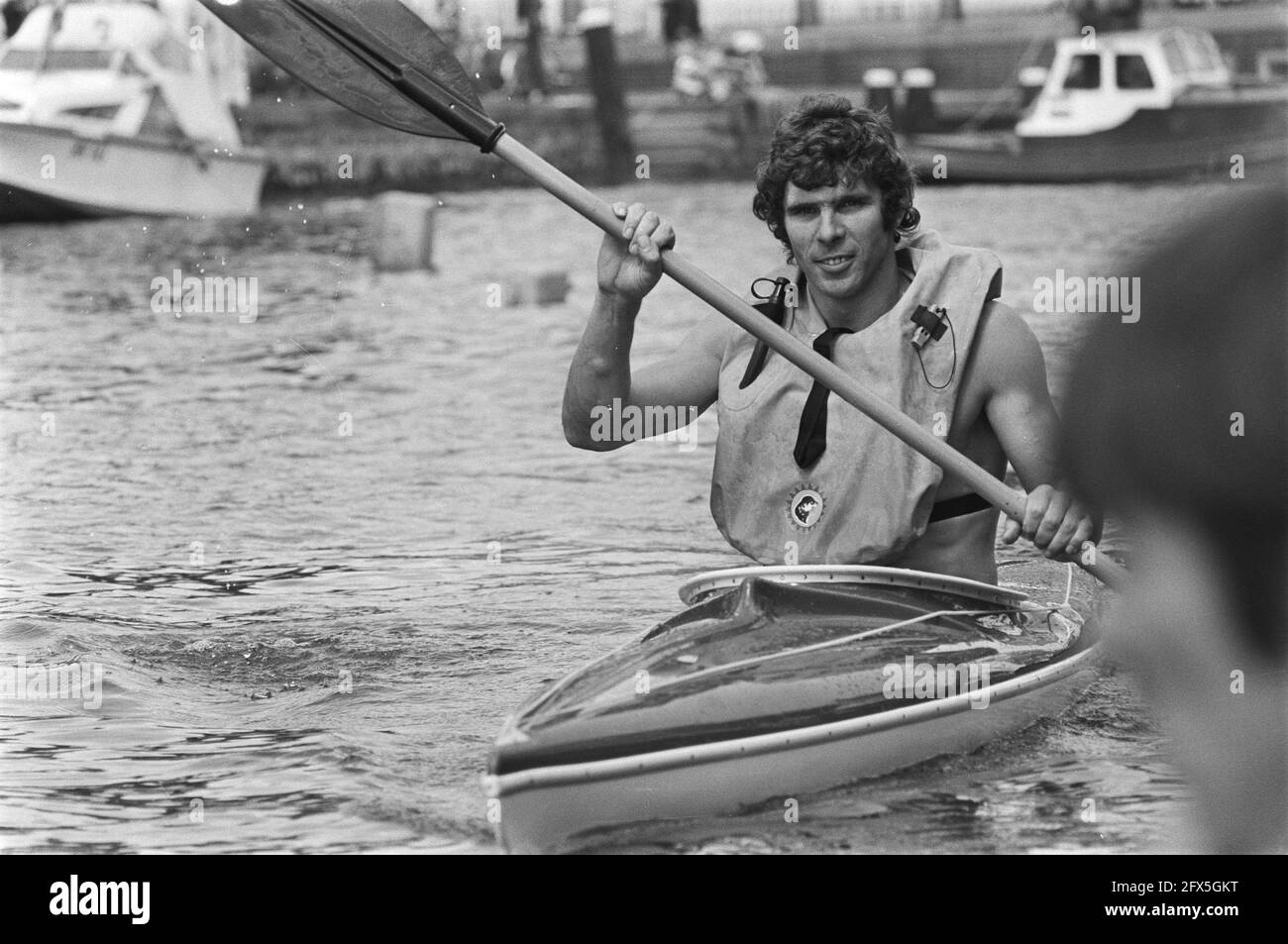 Recordings Superstar by the AVRO in Vlaardingen, Willem van Hanegem during canoeing, 4 August 1976, canoes, The Netherlands, 20th century press agency photo, news to remember, documentary, historic photography 1945-1990, visual stories, human history of the Twentieth Century, capturing moments in time Stock Photo